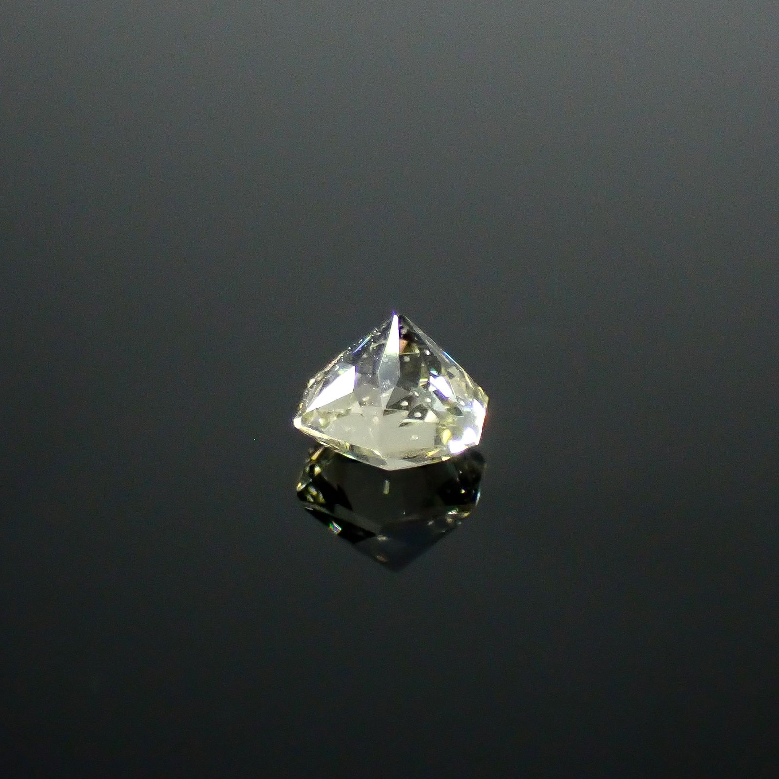 ◇ヘキサゴンカット◇コーネルピン スリランカ産 0.48ct / 4.5x4.3mm前後 [251031237]