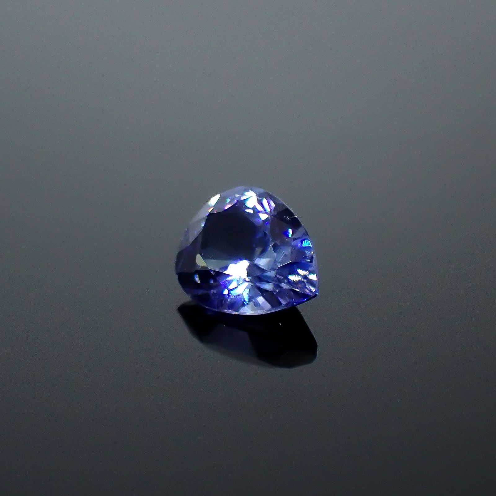 ベニトアイト アメリカ・カリフォルニア州産 0.63ct / 6x4.9mm前後 [251031292]