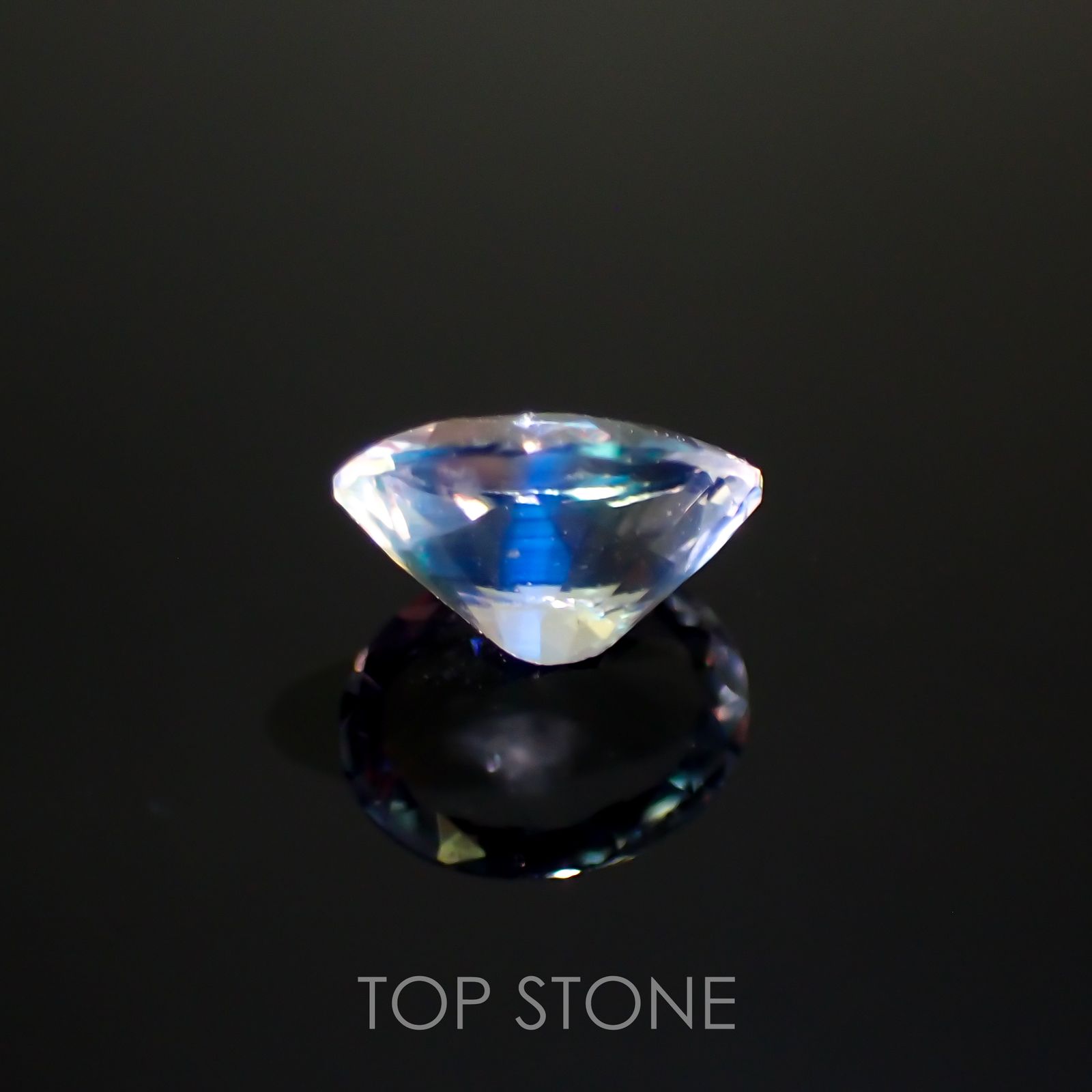 レインボームーンストーン(宝石名ラブラドライト)マダガスカル産 0.64ct 識別済[211113745]6.7x5.3mm前後