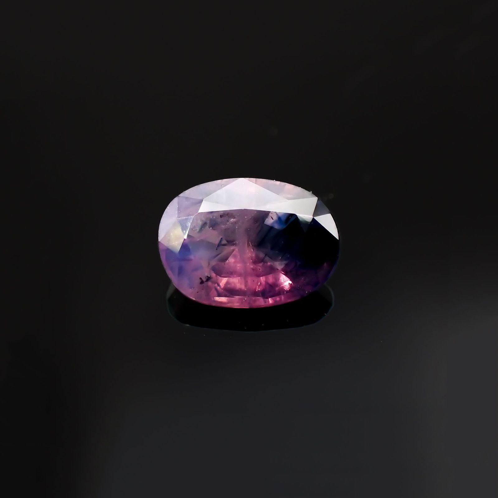 パープルサファイア(宝石名サファイア)カシミール産 ソ付(彩珠) 1.466ct / 8.3x6.1mm前後 [251018938]