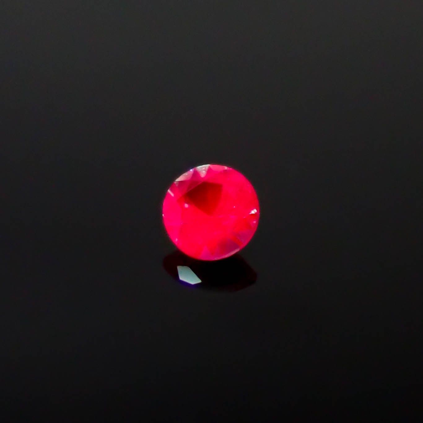 アレキサンドライト ロシア産 0.031ct [250530360]1.9x1.9mm前後