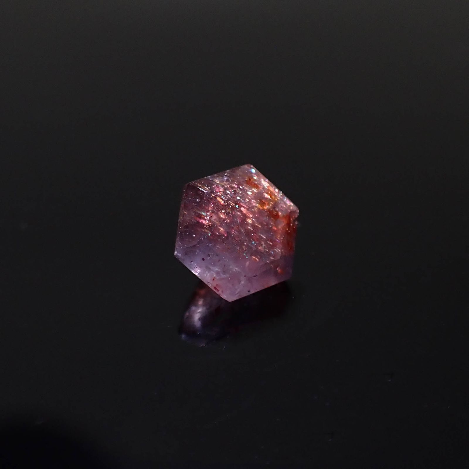 ◇ヘキサゴンカット◇ブラッドショットアイオライト インド産 0.94ct[230320939]6.1x6mm前後