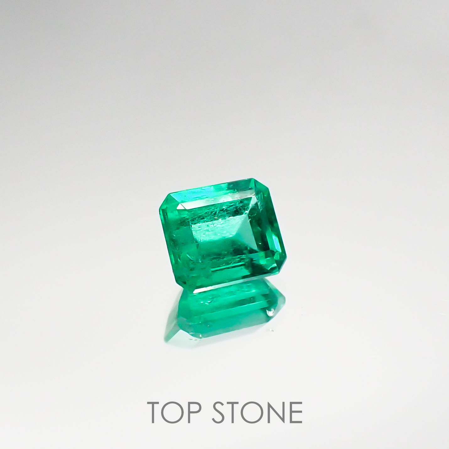 エメラルド コロンビア産 ルース 0.59ct[210711686]5.4×4.6mm前後