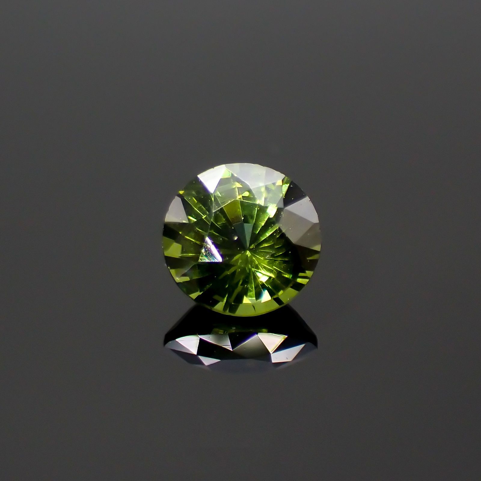 グリーンジルコン(宝石名ジルコン)スリランカ/カンボジア産 0.64ct 識別済[220114900]5x5mm前後
