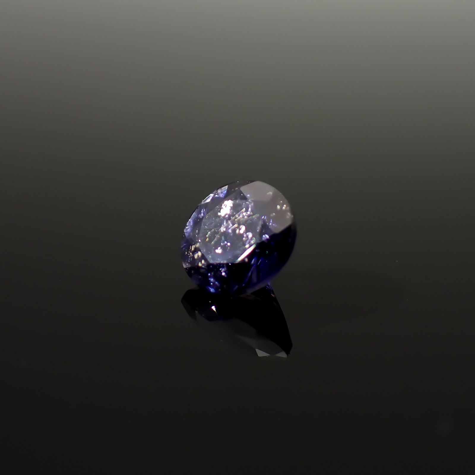 アイオライトサンストーン インド/ブラジル産 1.20ct / 7x7mm前後 [260932632]