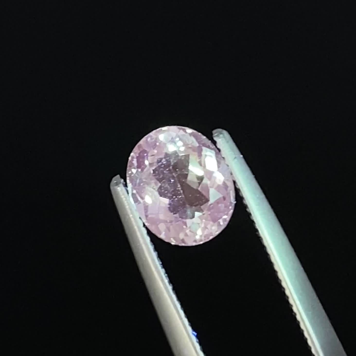 シルバーアパタイト フルオレッセンス アフリカ産 1.04ct / 6.8x5.7mm