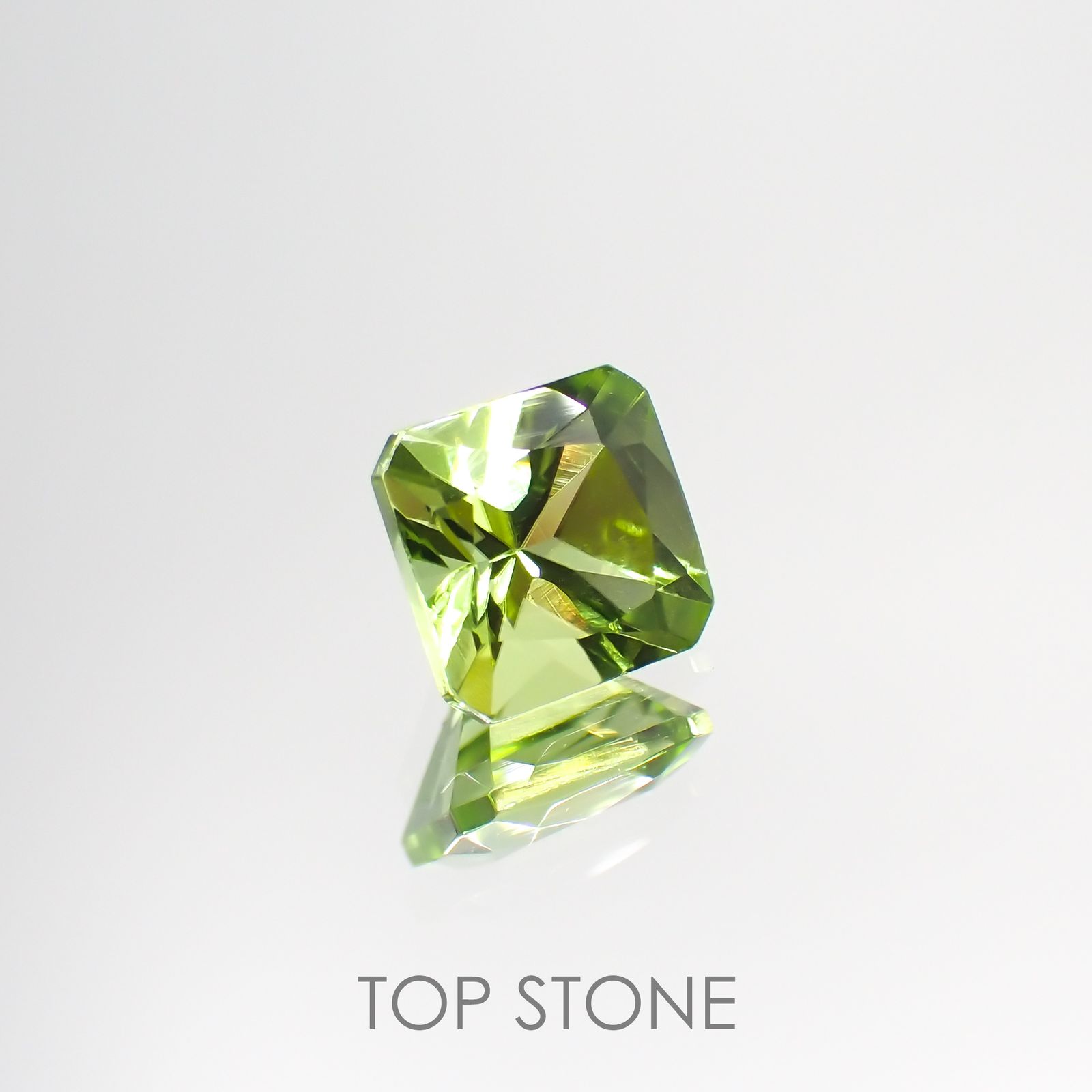 ◇アッシャーカット◇ペリドット(宝石名ペリドット) パキスタン産 1.36ct 識別済[210913484]6.2×6.2mm前後