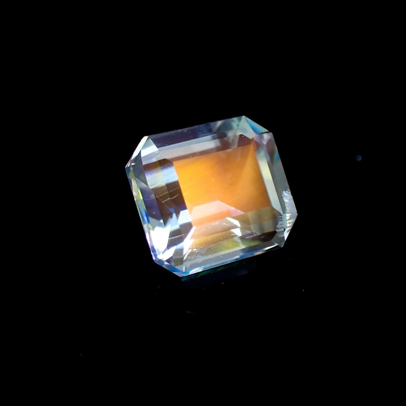 レインボームーンストーン(宝石名ラブラドライト) マダガスカル産 ソ付(彩珠) 1.209ct / 6.9x6.2mm前後 [251210401]