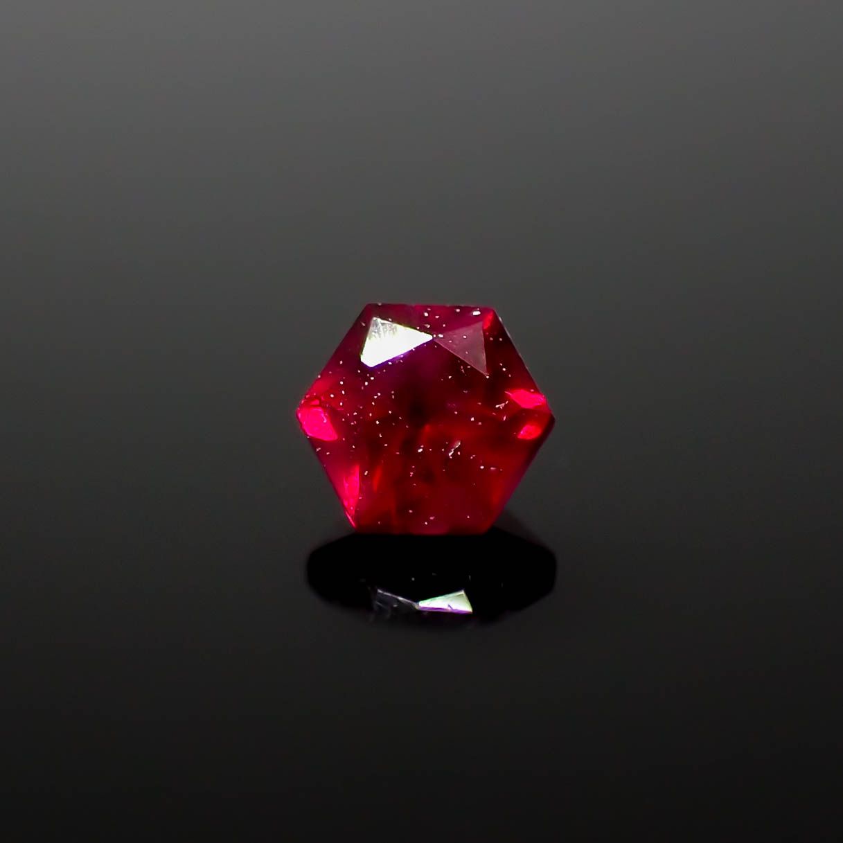 ◇ヘキサゴンカット◇ルビー(宝石名ルビー)モザンビーク/ミャンマー産 0.18ct 識別済[240326665]2.9x2.9mm前後