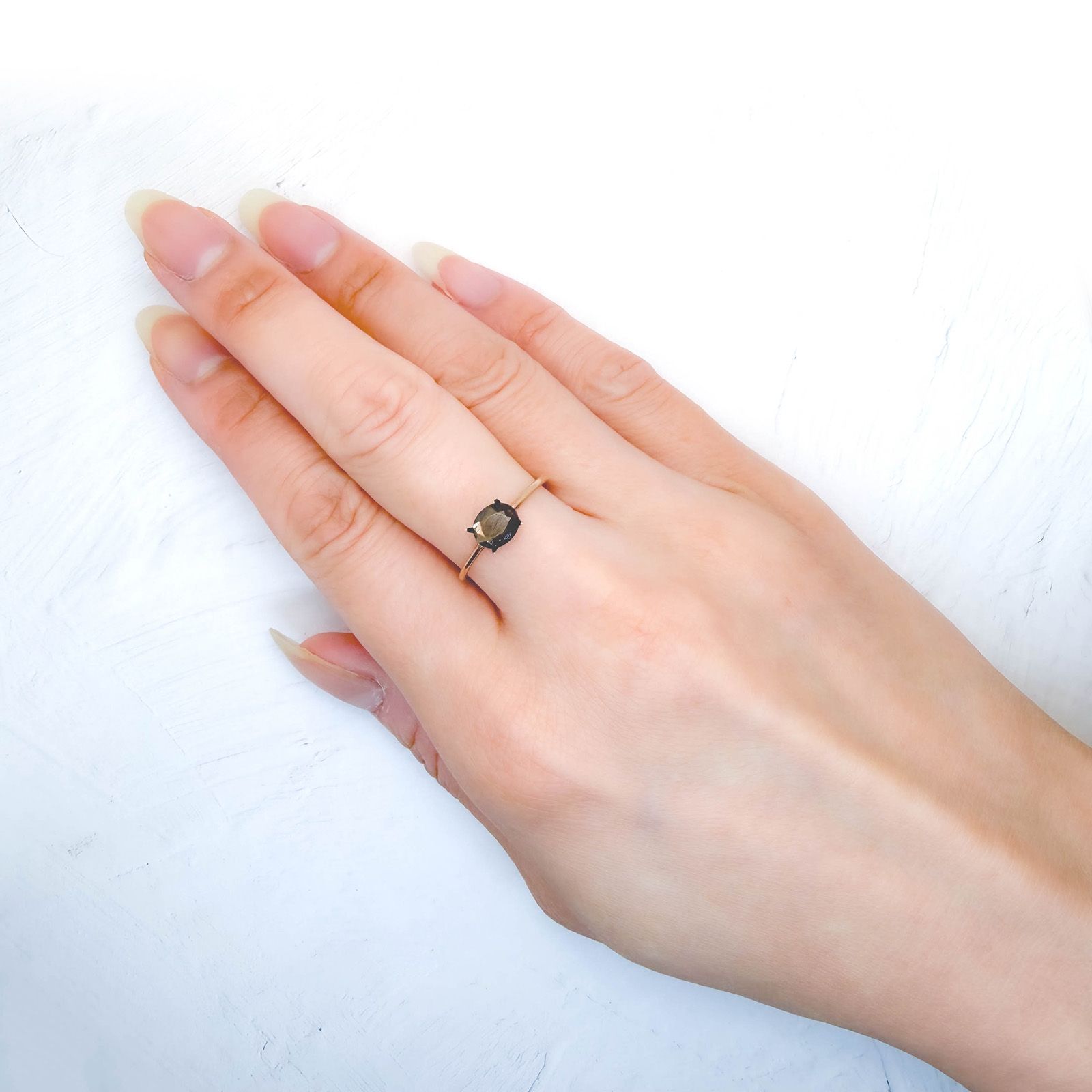 ゴールドシーンサファイア 非加熱(宝石名シーン・サファイア) ケニア産 ソ付(彩珠) 1.004ct / 6.3x5.2mm前後 [260812076]