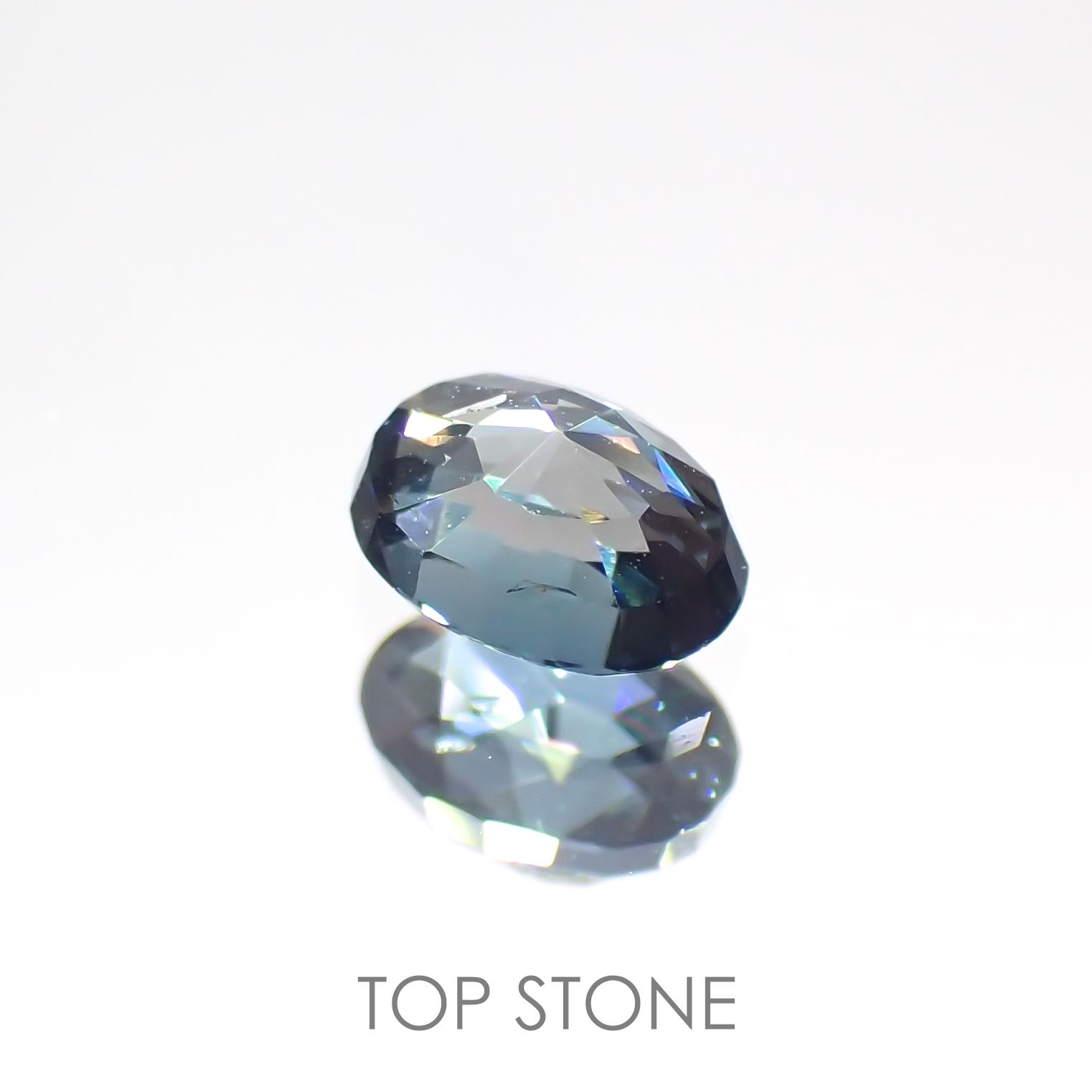 サファリン(宝石名ブルー・サフィリン) スリランカ産 0.387ct ソ付(彩珠)[20106502]4.8×3.5mm前後