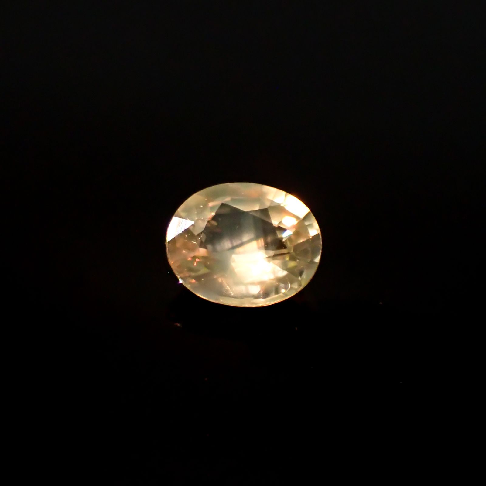 シルキーアレキサンドライト タンザニア産 0.59ct [241129513]5.7x4.7mm前後