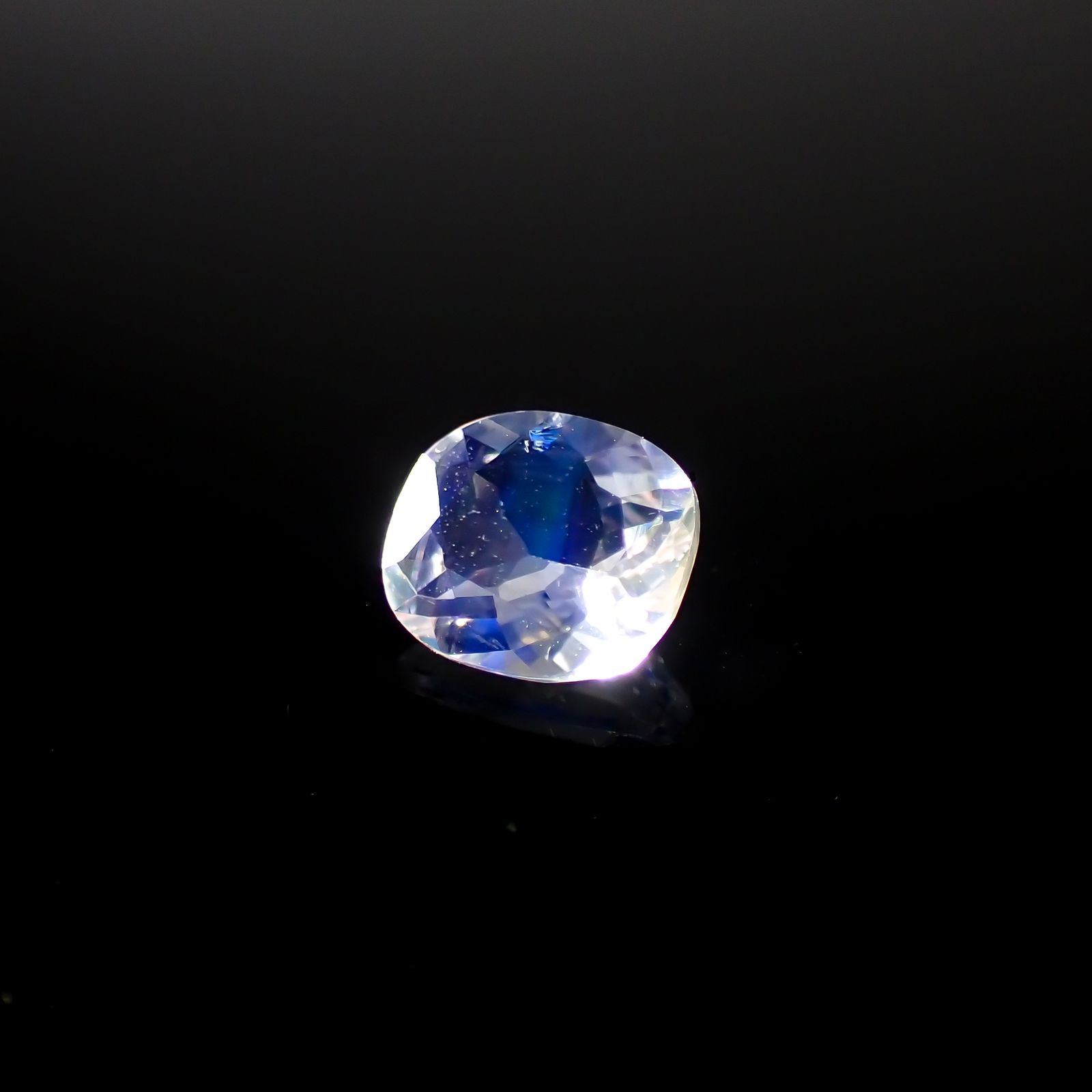 レインボームーンストーン ザンビア産 0.53ct[231224797]5.9x5.2mm前後