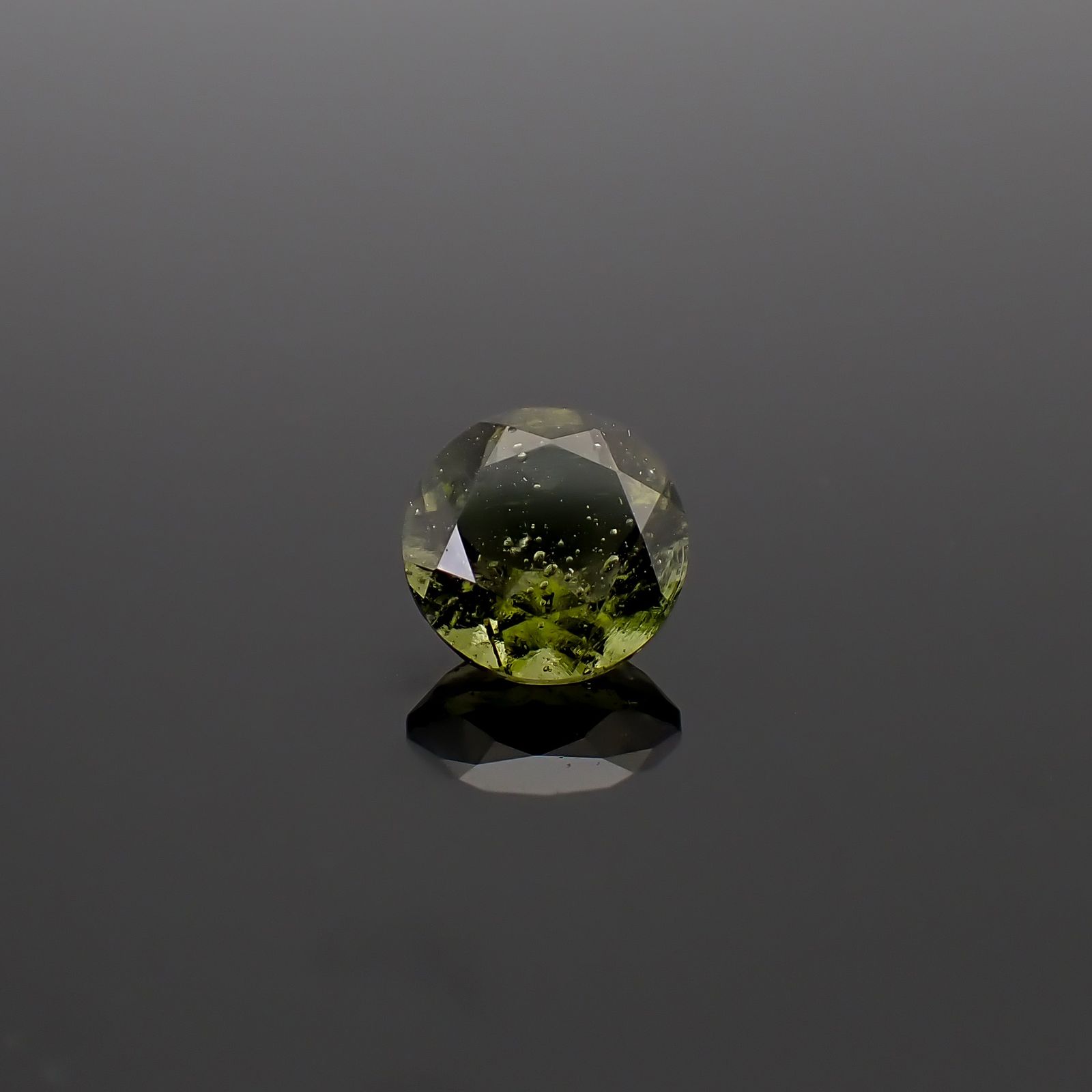 モルダバイト 発見地：旧チェコスロバキア 1.62ct / 8.1x8.1mm前後 [260832685]