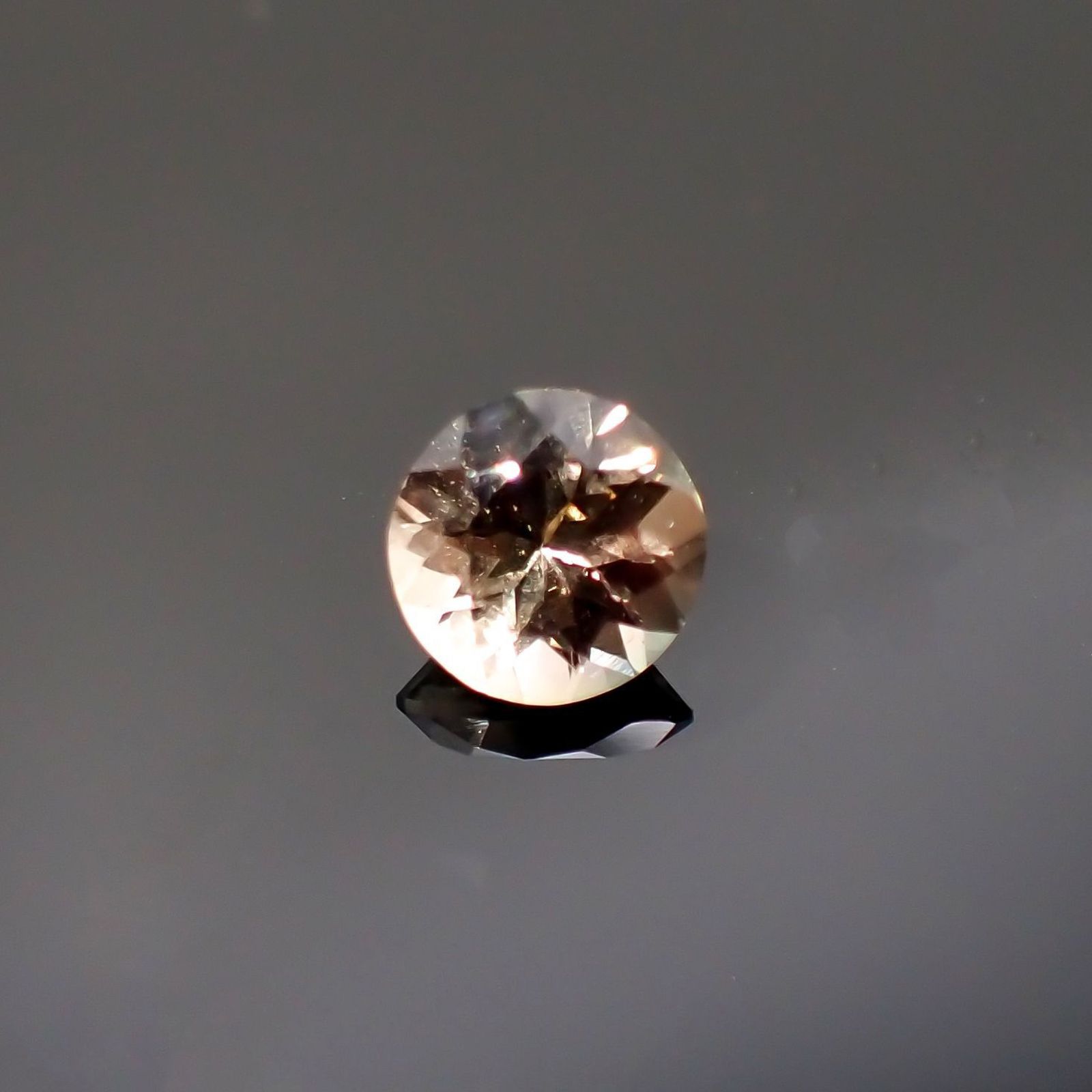 バイカラーオレゴンサンストーン(宝石名ラブラドライト)アメリカ・オレゴン州産 識別済 0.71ct / 6x6mm前後 [220114644]