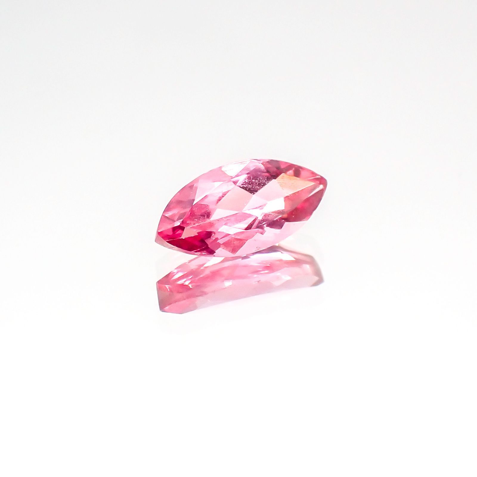 ホットピンクスピネル(宝石名ピンク・スピネル)タンザニア産 0.44ct 識別済[230823042]7.2x3.5mm前後