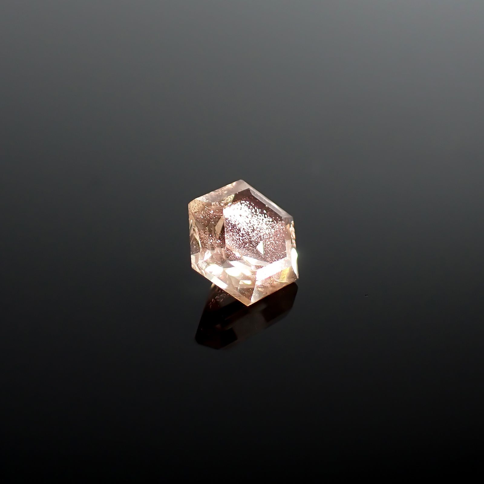 ◇ヘキサゴンカット◇オレゴンサンストーン アメリカ・オレゴン州産 0.57ct / 5.3x5.2mm前後 [260732645]