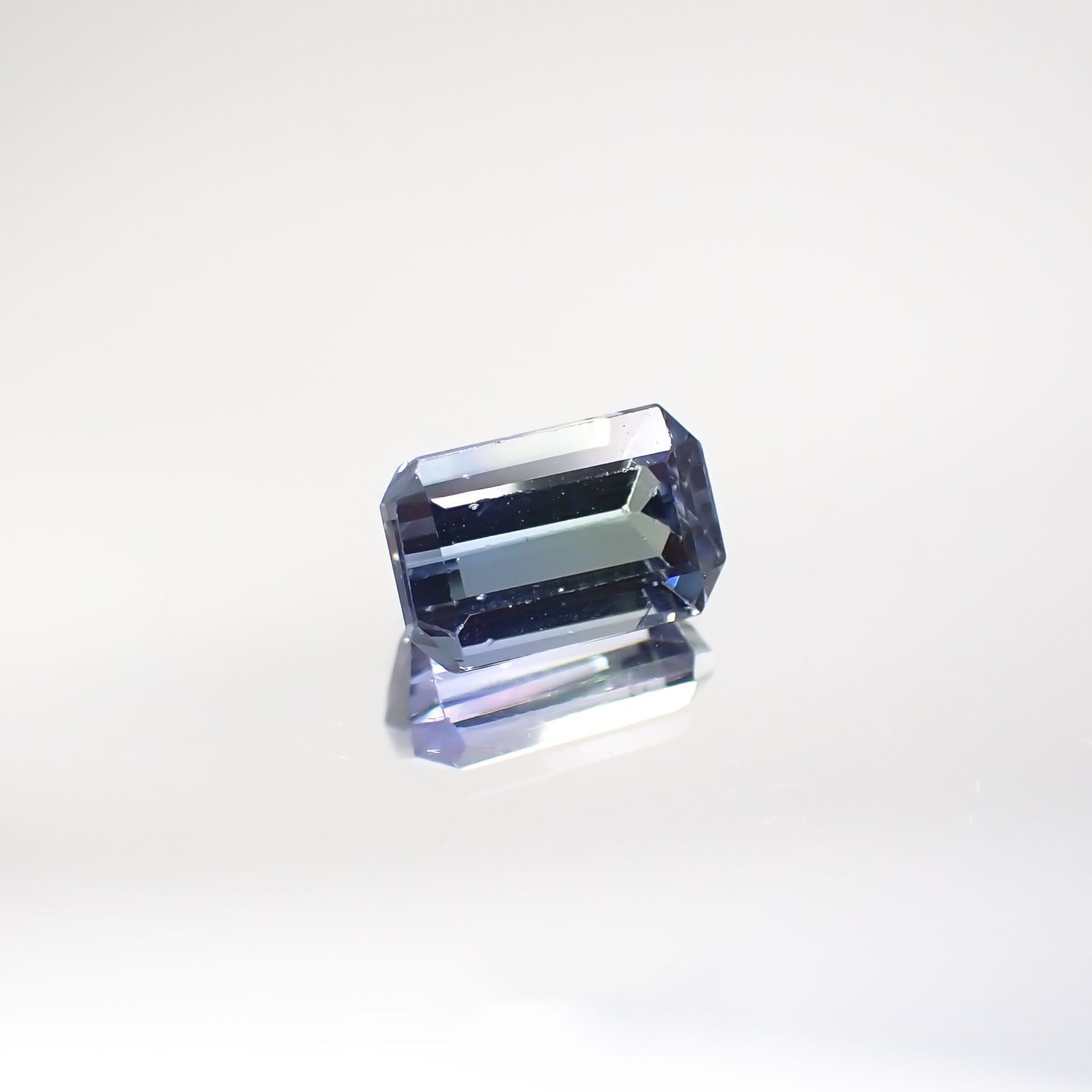 パーティカラータンザナイト(宝石名パーティカラード・ゾイサイト) タンザニア産 0.826ct ソ付(彩珠)[210711846]6.1×4mm前後