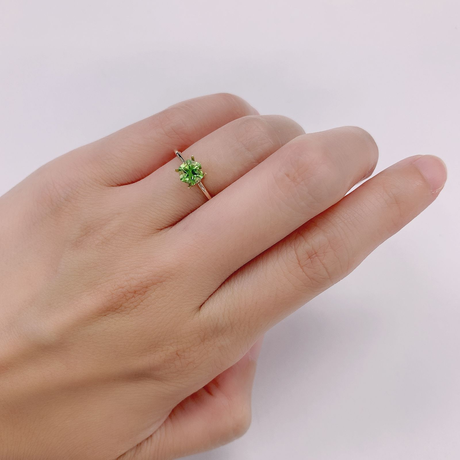 ◇ヘキサゴンカット◇ペリドット(宝石名ペリドット) パキスタン産 0.69ct 識別済[210813098]4.9×4.8mm前後