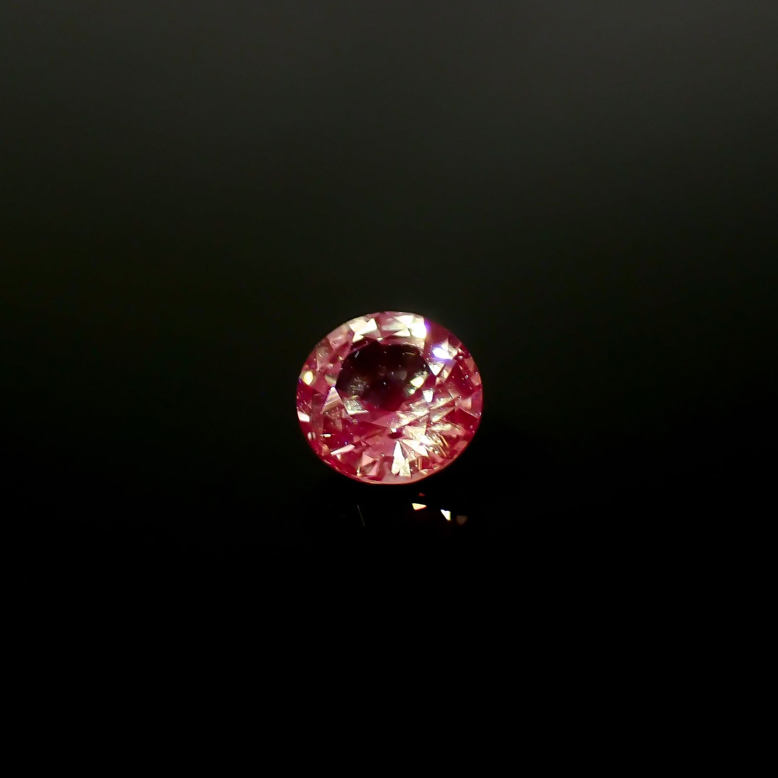 ドラゴンガーネット タンザニア産 0.56ct / 4.9x4.9mm前後 [260732666]