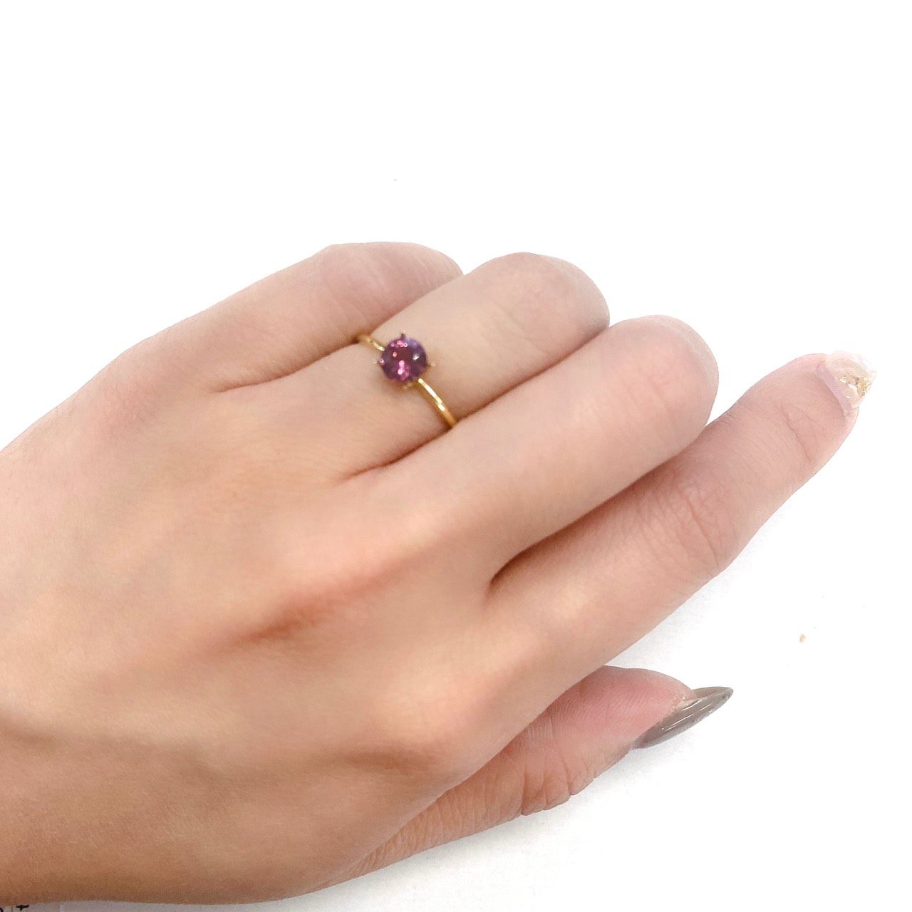 カラーチェンジマラヤガーネット タンザニア産 ルース 0.69ct[21059664]5.4×5.4mm前後