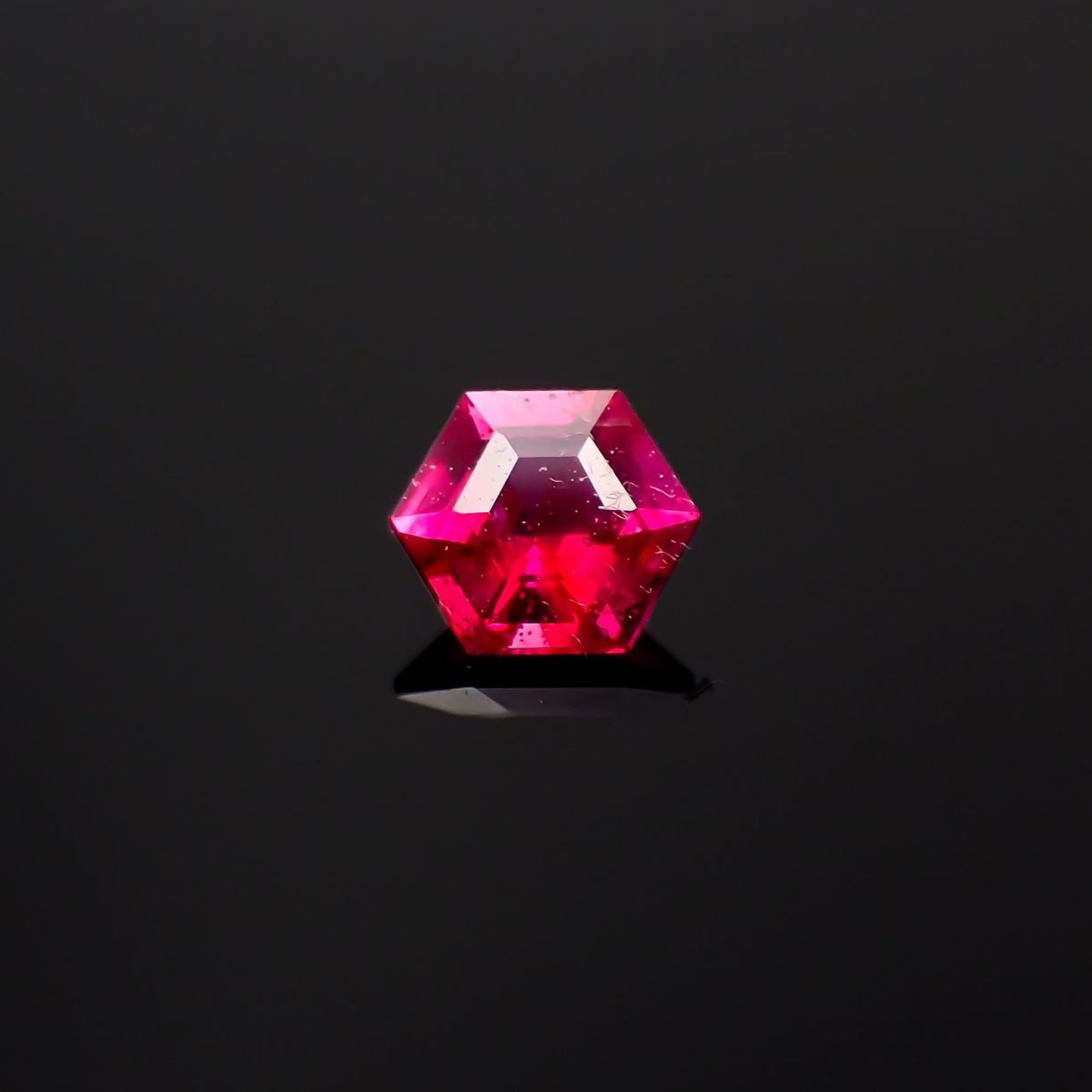 ◇ヘキサゴンカット◇ルビー 非加熱 モザンビーク産 0.22ct / 3.6x3.5mm前後 [240427111]