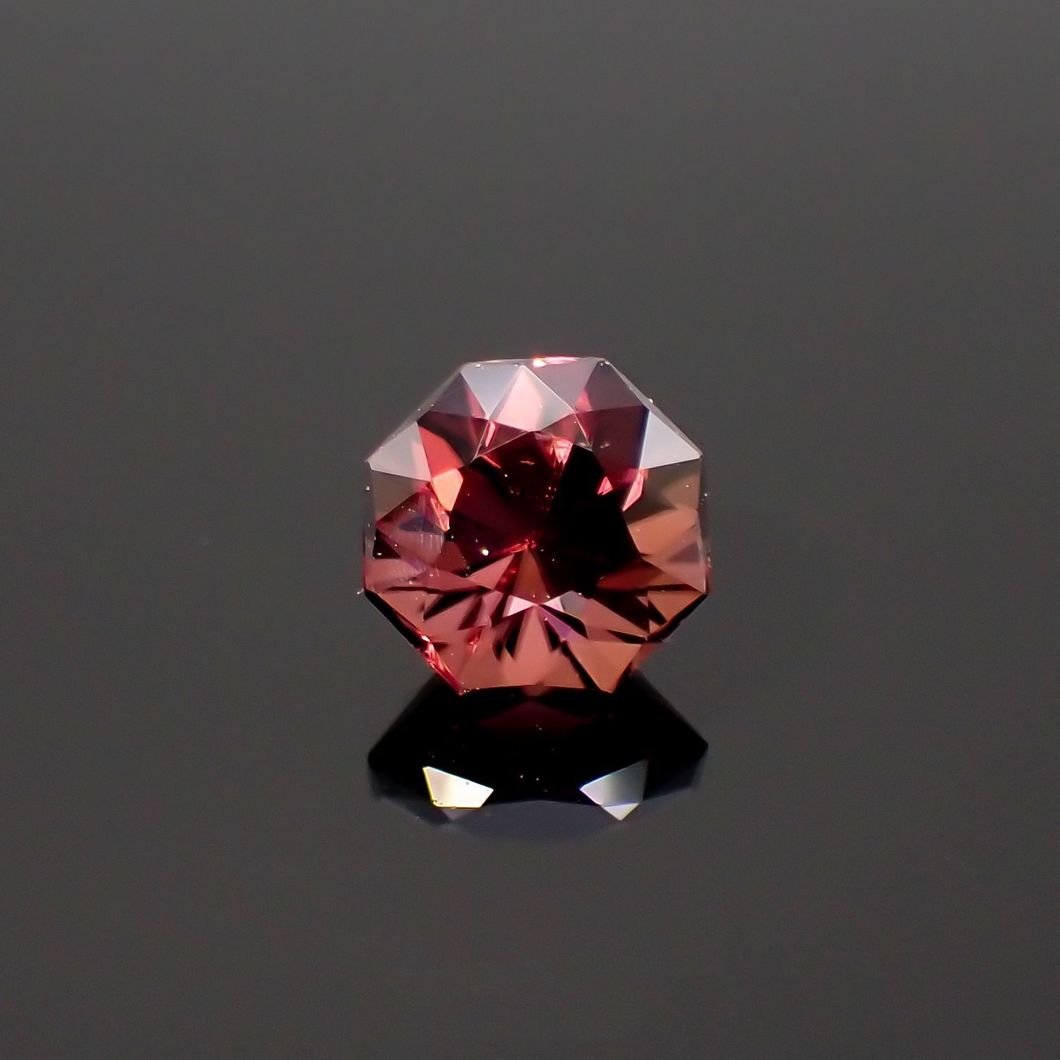 ◇オクタゴンカット◇レッドジルコン(宝石名ジルコン)スリランカ/カンボジア産 0.84ct 識別済[220114933]5x4.9mm前後
