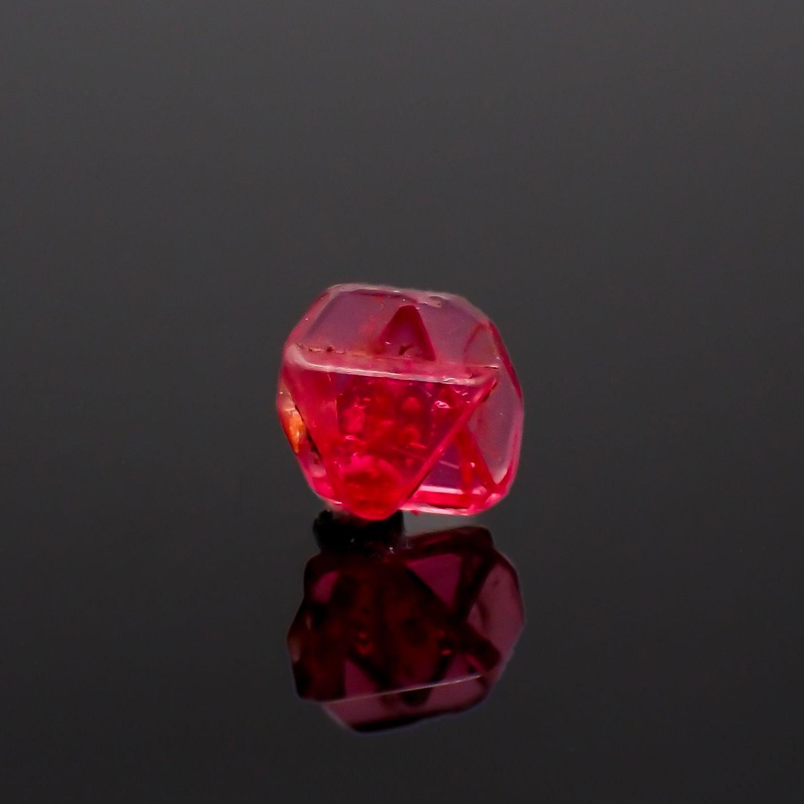 ツインクリスタルスピネル(スピネル式双晶）原石 ビルマ産 0.37