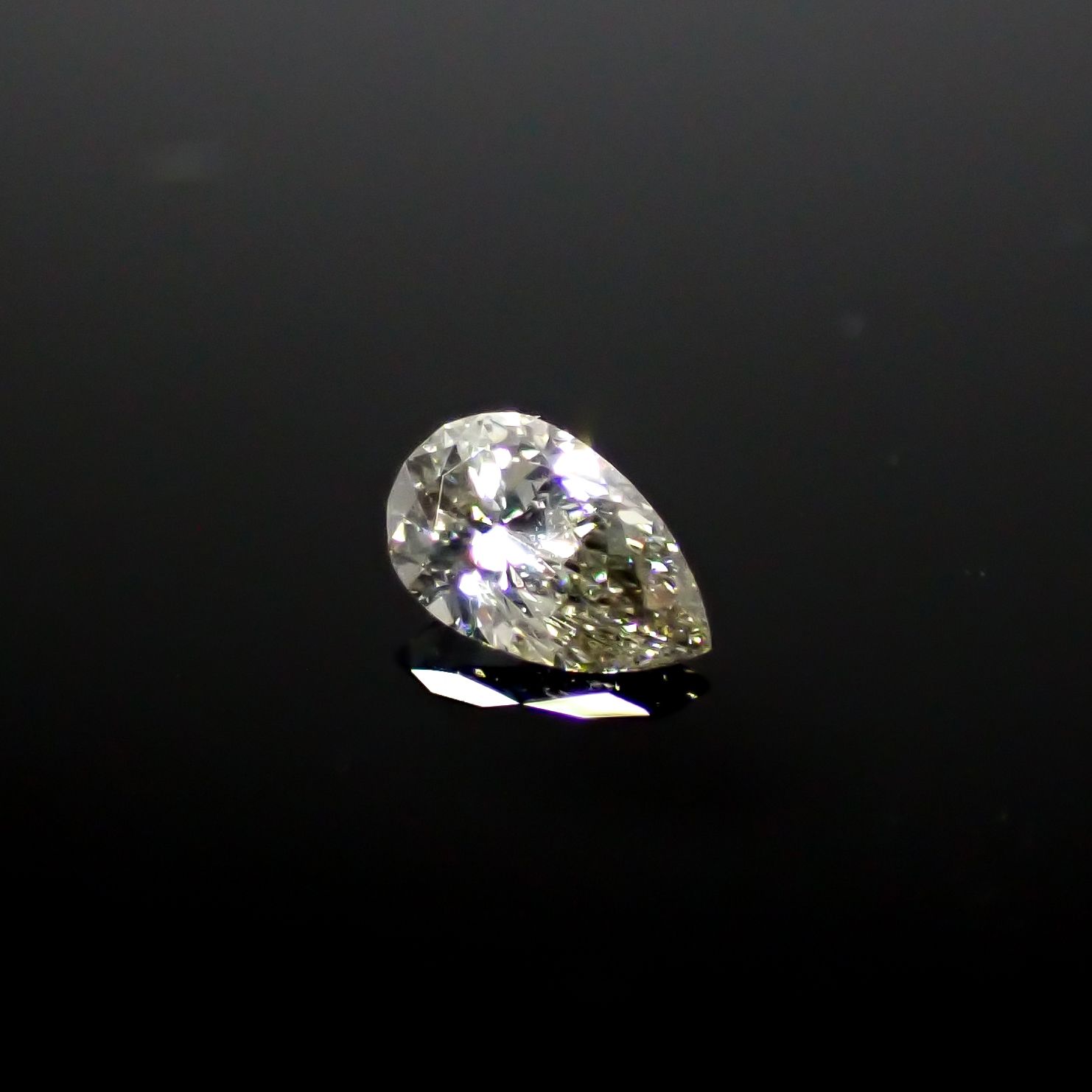 カメレオンダイヤモンド(グリーンダイヤモンド)(宝石名ダイアモンド SI-1/LIGHT GRAY GREEN ) 0.077ct ソ付(CGL)[240928973]3.68x2.31mm前後