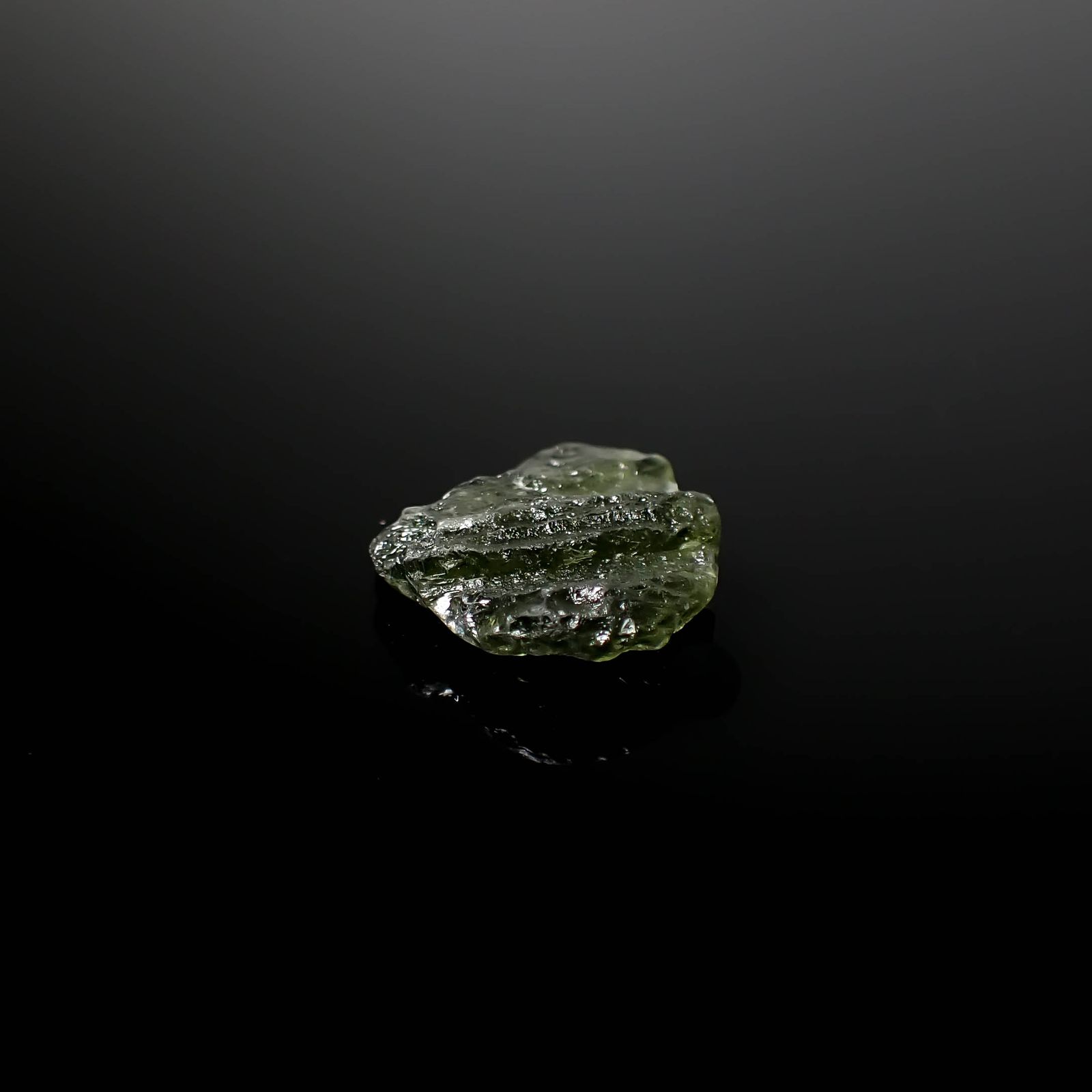 モルダバイト 原石 発見地：旧チェコスロバキア 5.34ct [241029295]15.5x15.7mm前後