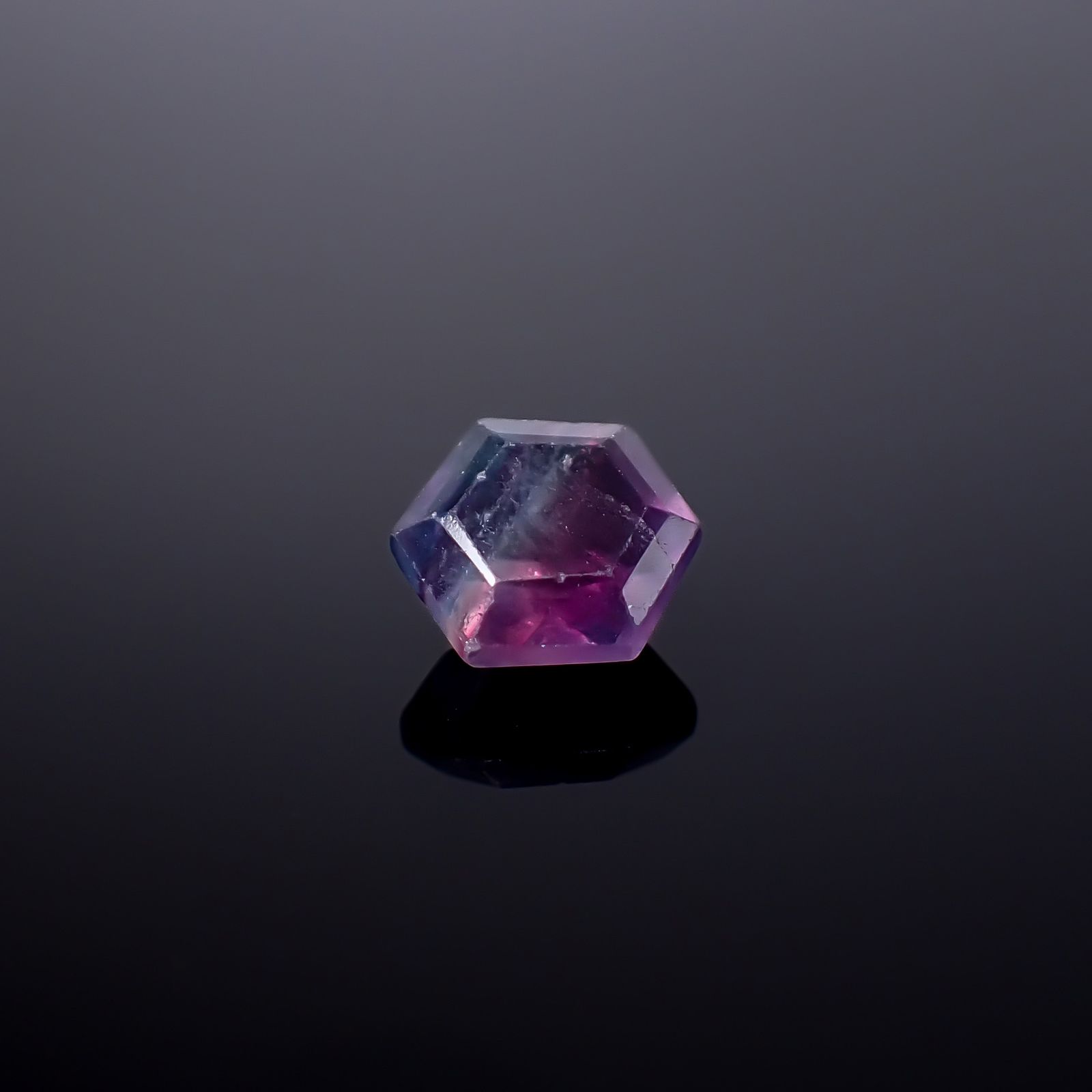 ◇ヘキサゴンカット◇パーティカラーフローライト フルオレッセンス 中国産 2.74ct / 9.1x7.9mm前後 [260932784]
