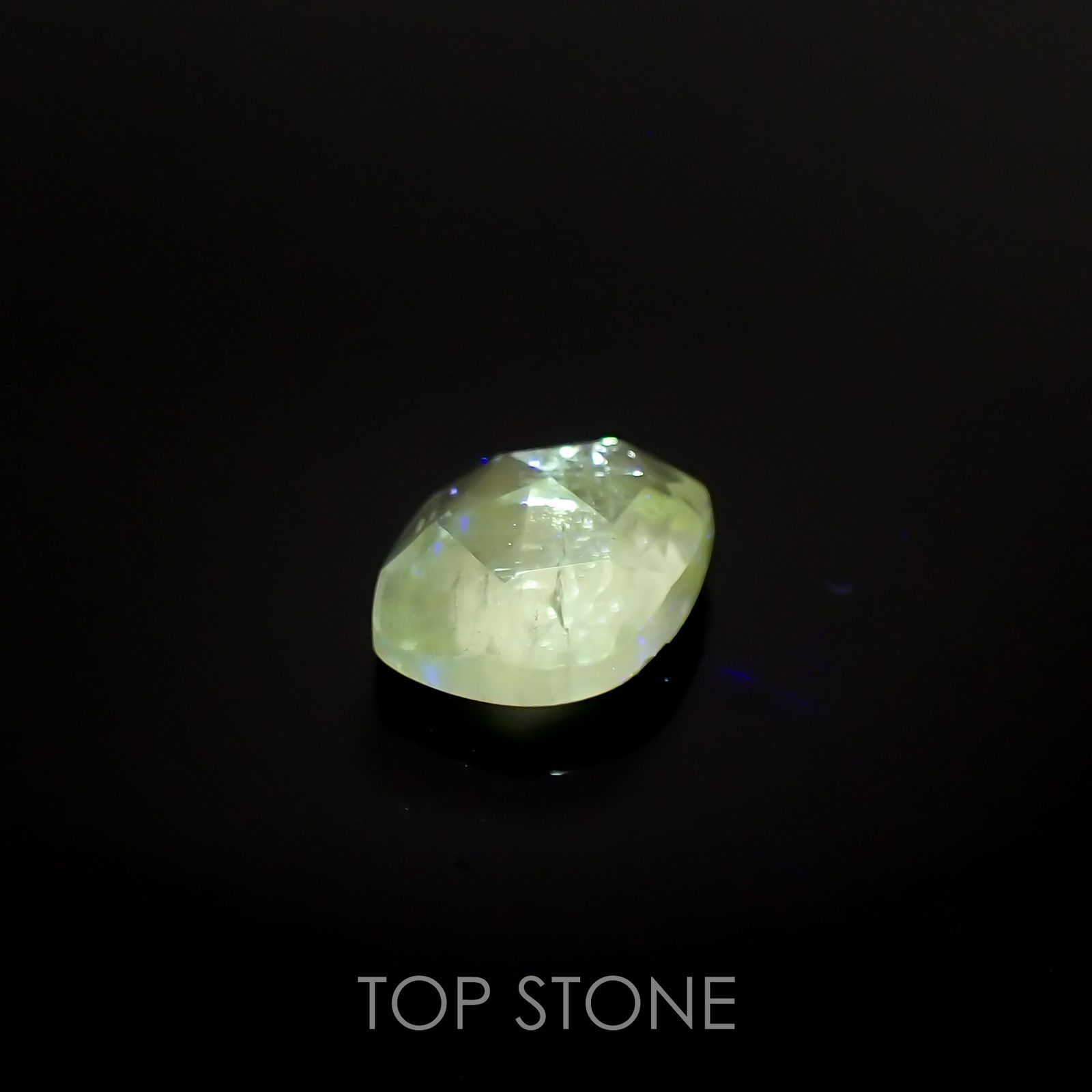 ◇ローズカット◇バナジウムコーネルピン(宝石名コーネルピン)タンザニア・タンガ州産 0.66ct 識別済[220115550]5.6x4.6mm前後