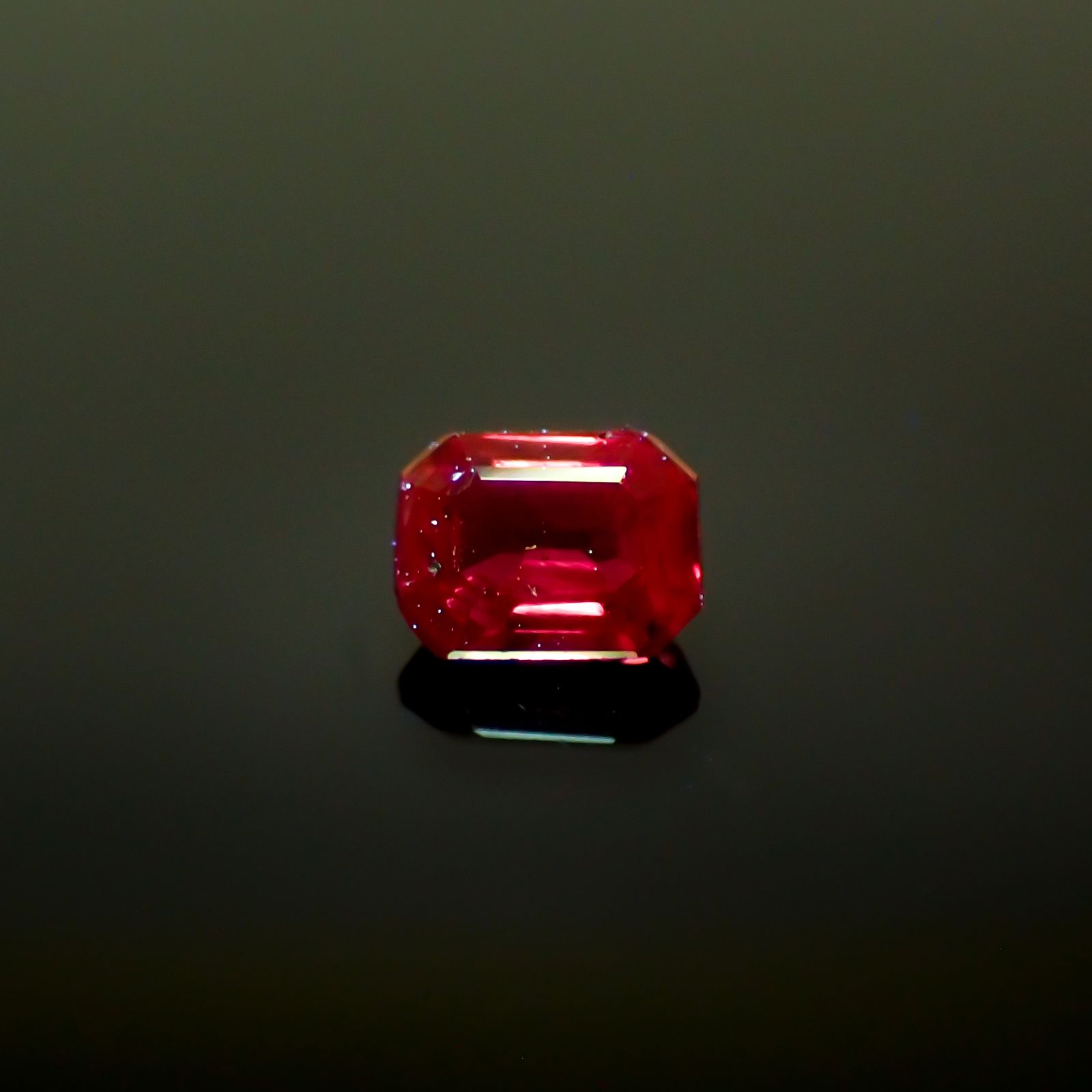 ルビー(宝石名ルビー)タンザニア産 0.28ct 識別済[240226108]3.9x2.9mm前後