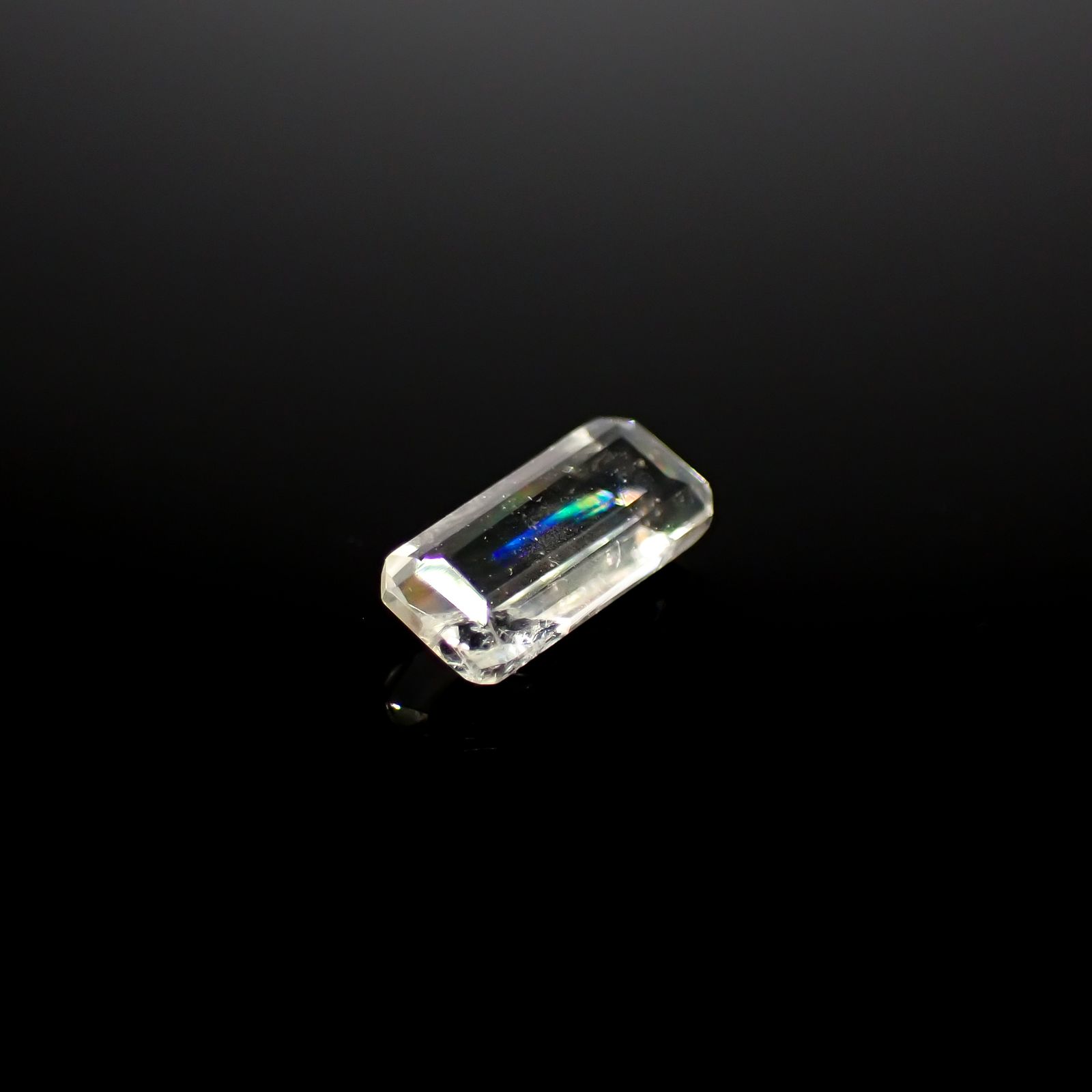 リューサイト 遊色効果あり(宝石名リューサイト)イタリア産 0.32ct 識別済[240628414]6.6x2.9mm前後
