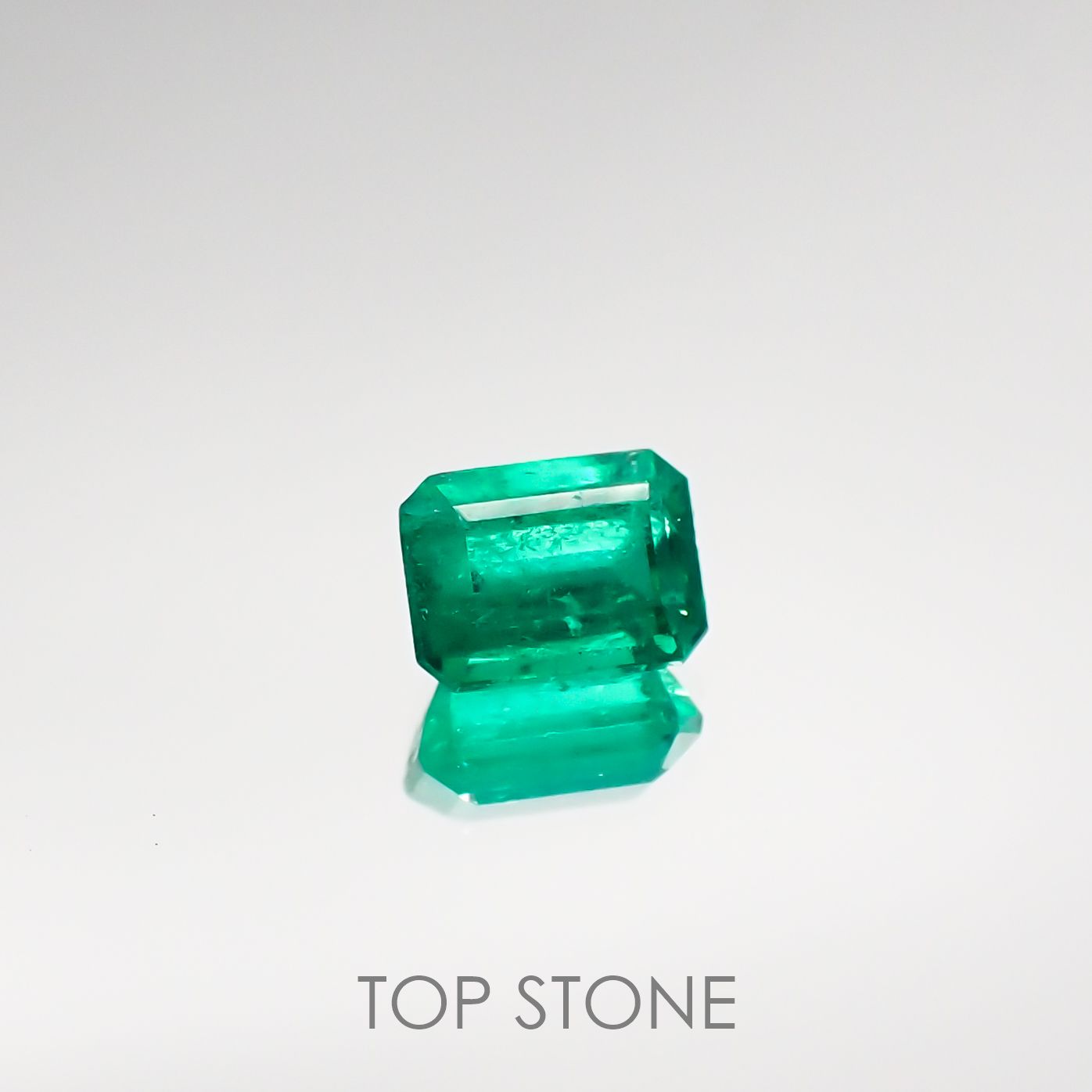 エメラルド(宝石名エメラルド) コロンビア産 0.529ct ソ付(彩珠)[210711685]5.5×3.9mm前後