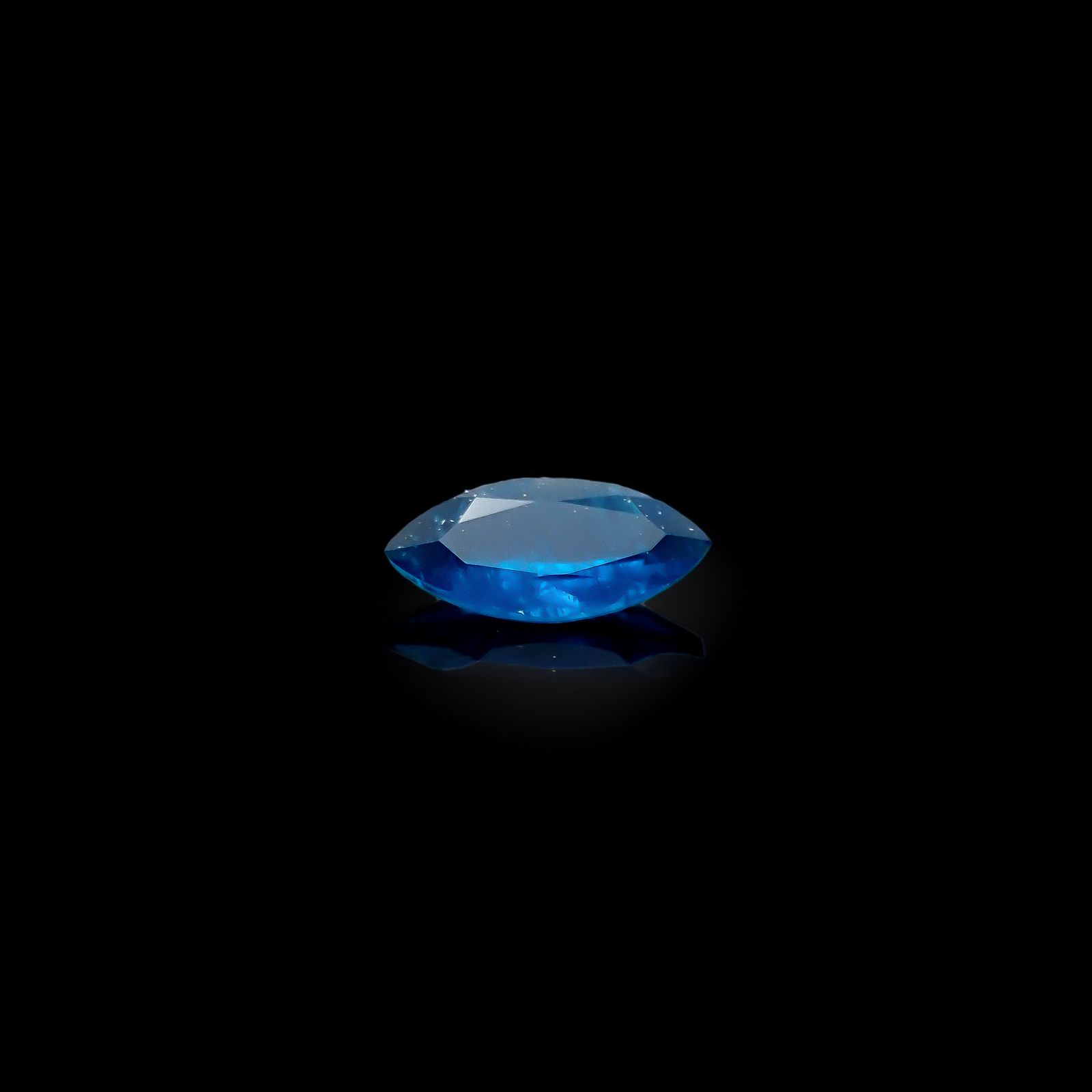 アウイナイト フルオレッセンス(宝石名アウイナイト)ドイツ産 0.098ct 識別済[240527505]5.1x2.5mm前後