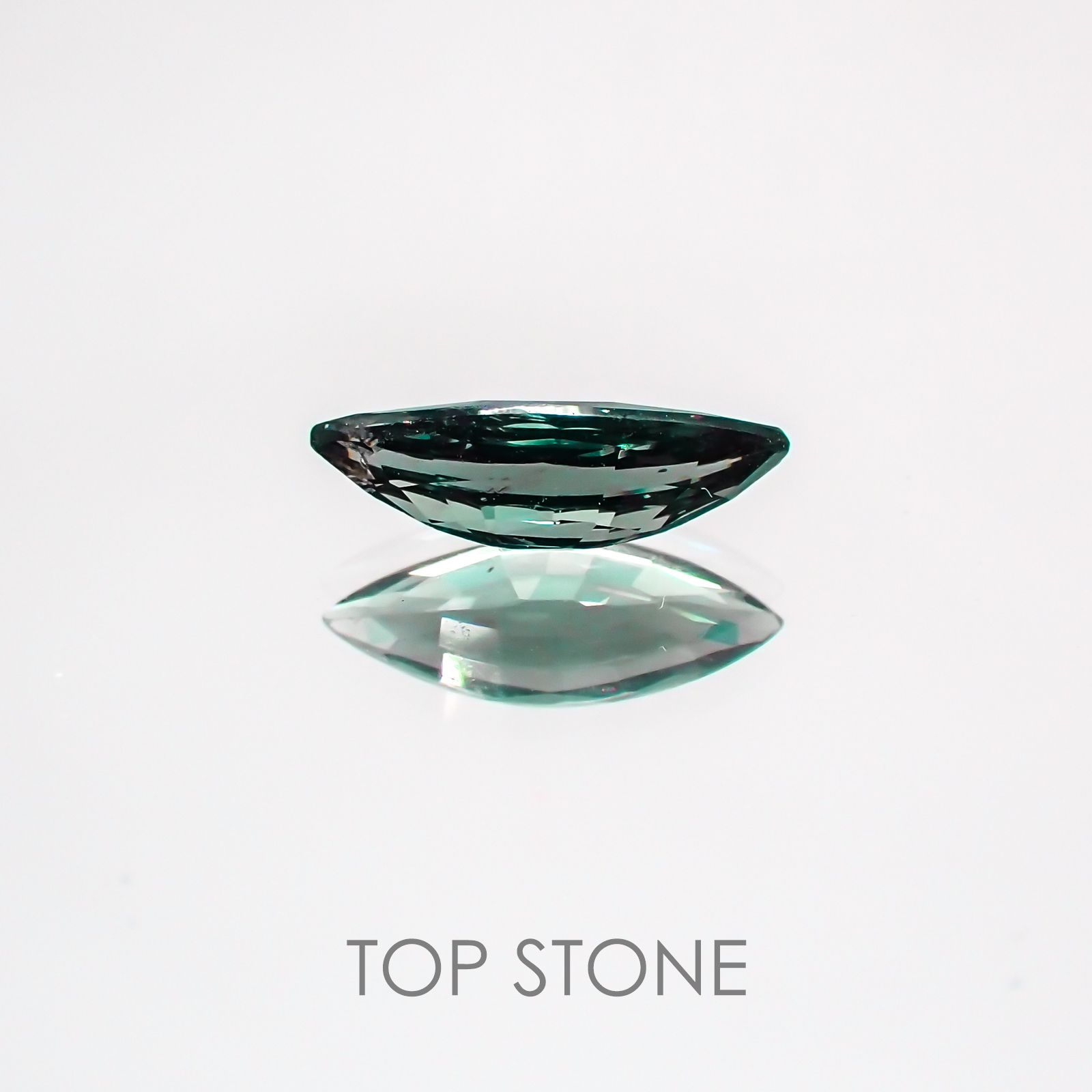 カラーチェンジガーネット(アレキタイプ) マダガスカル・ベキリー産 ルース 0.91ct[21029475]10.3×3.7mm前後