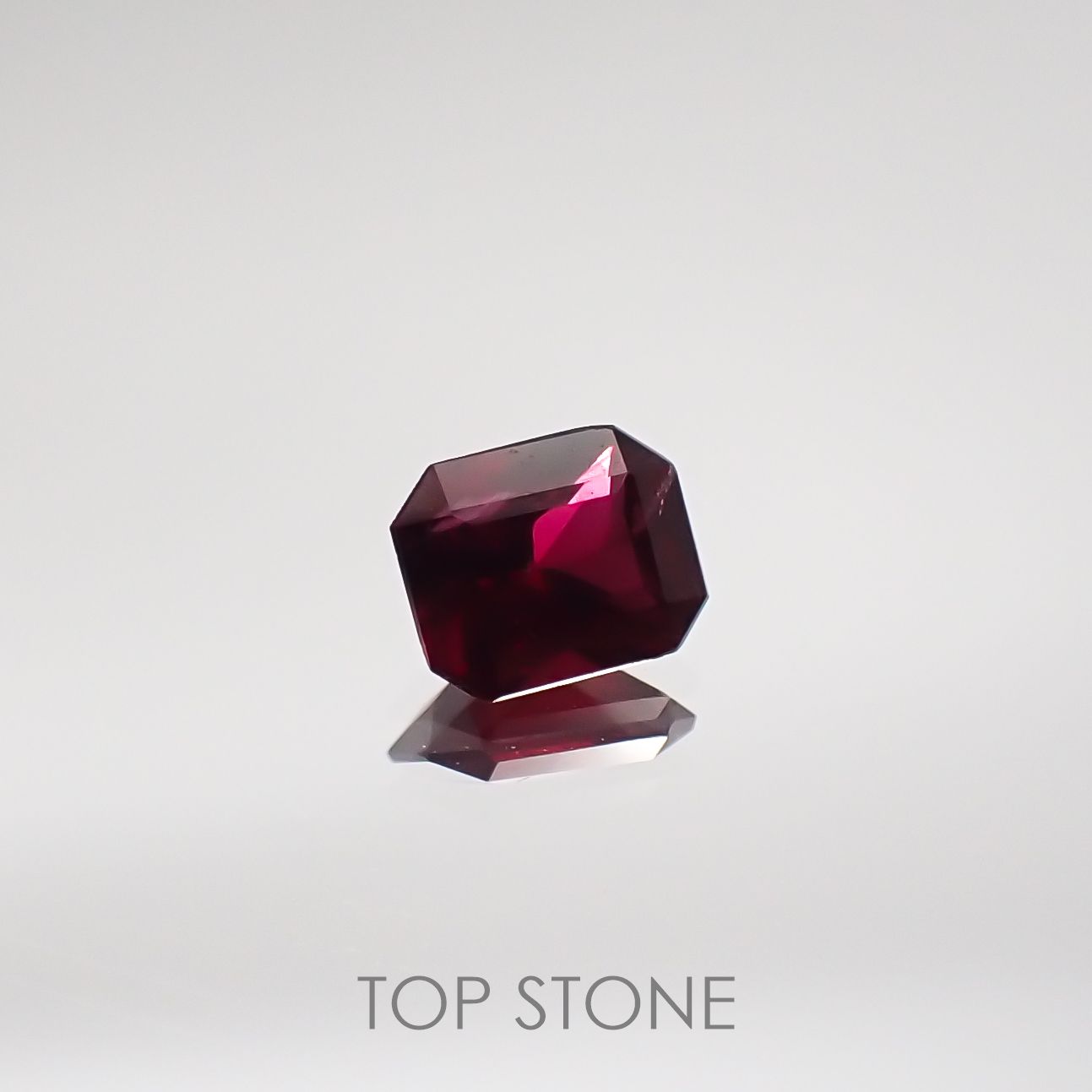 ルビー 非加熱(宝石名ルビー) マダガスカル産 0.33ct 識別済[210711734]4.3×3.5mm前後