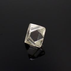ソーヤブルダイヤモンド 原石(トライゴンあり・薄/Trigon) ロシア産 0.57ct[230923462]5.3x5.3mm前後