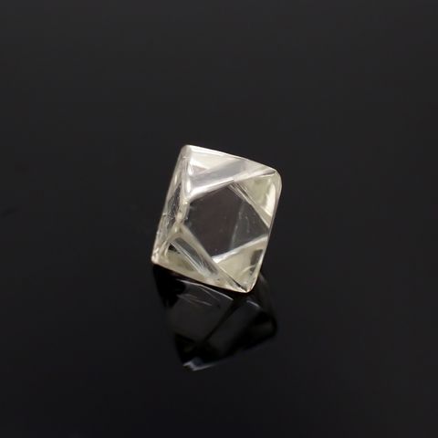 ソーヤブルダイヤモンド 原石(トライゴンあり・薄/Trigon) ロシア産 0.57ct[230923462]5.3x5.3mm前後