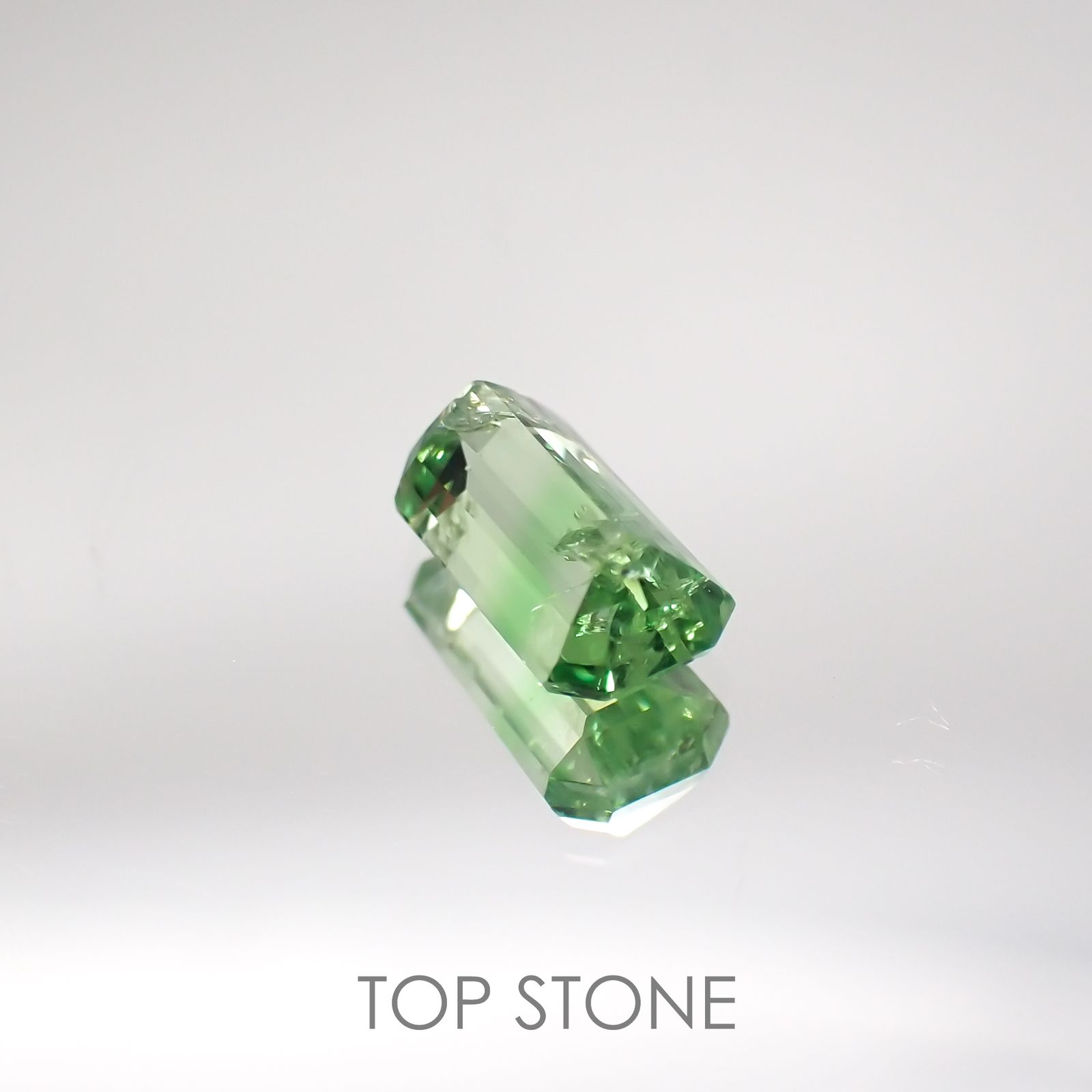 バイカラーツァボライト(宝石名グリーン グロッシュラー・ガーネット) タンザニア産 0.71ct 識別済[210711573]6.6×3.5mm前後