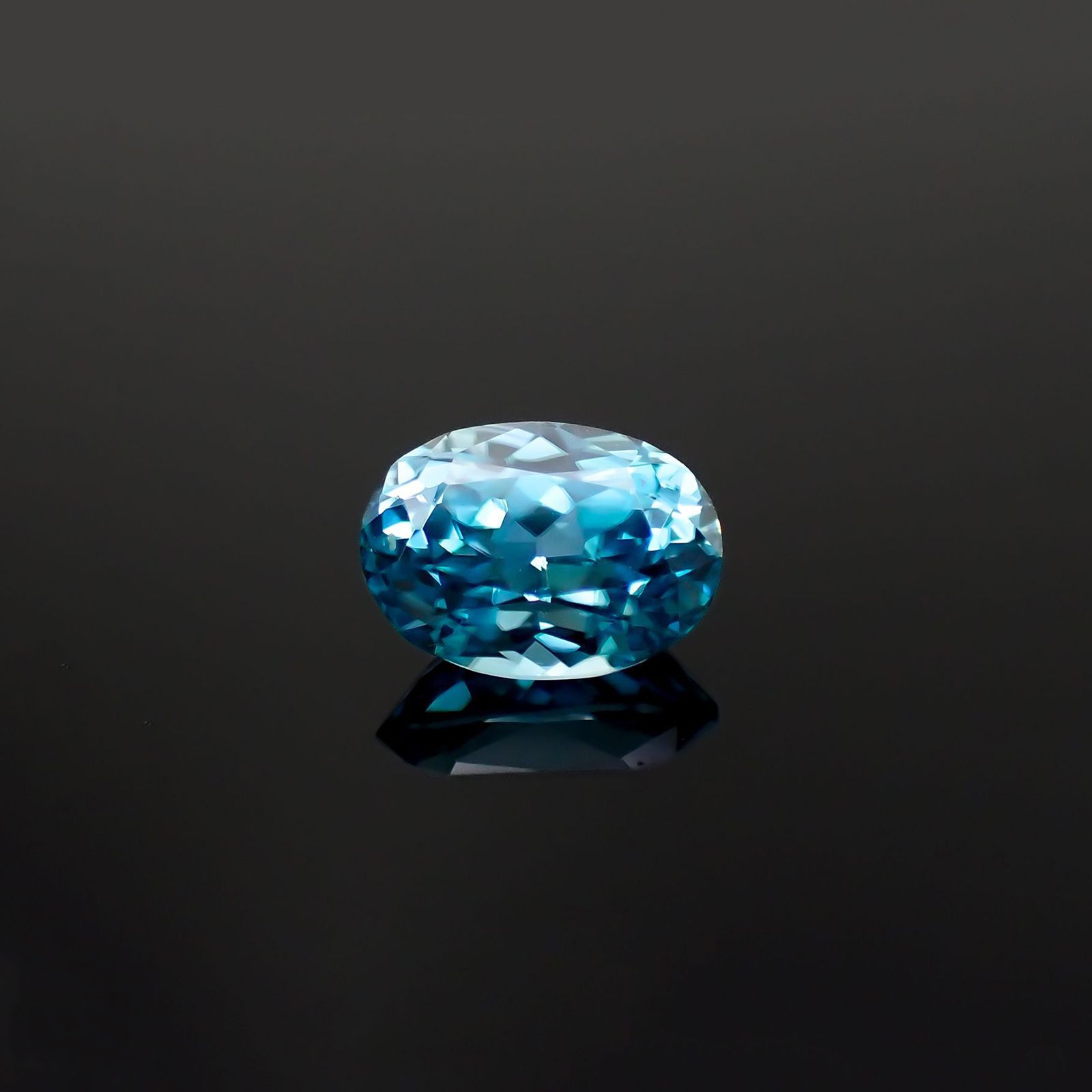 ラタナキリブルージルコン(宝石名ブルー・ジルコン)カンボジア産 2.770ct ソ付(彩珠)[221018935]8.9x6.5mm前後