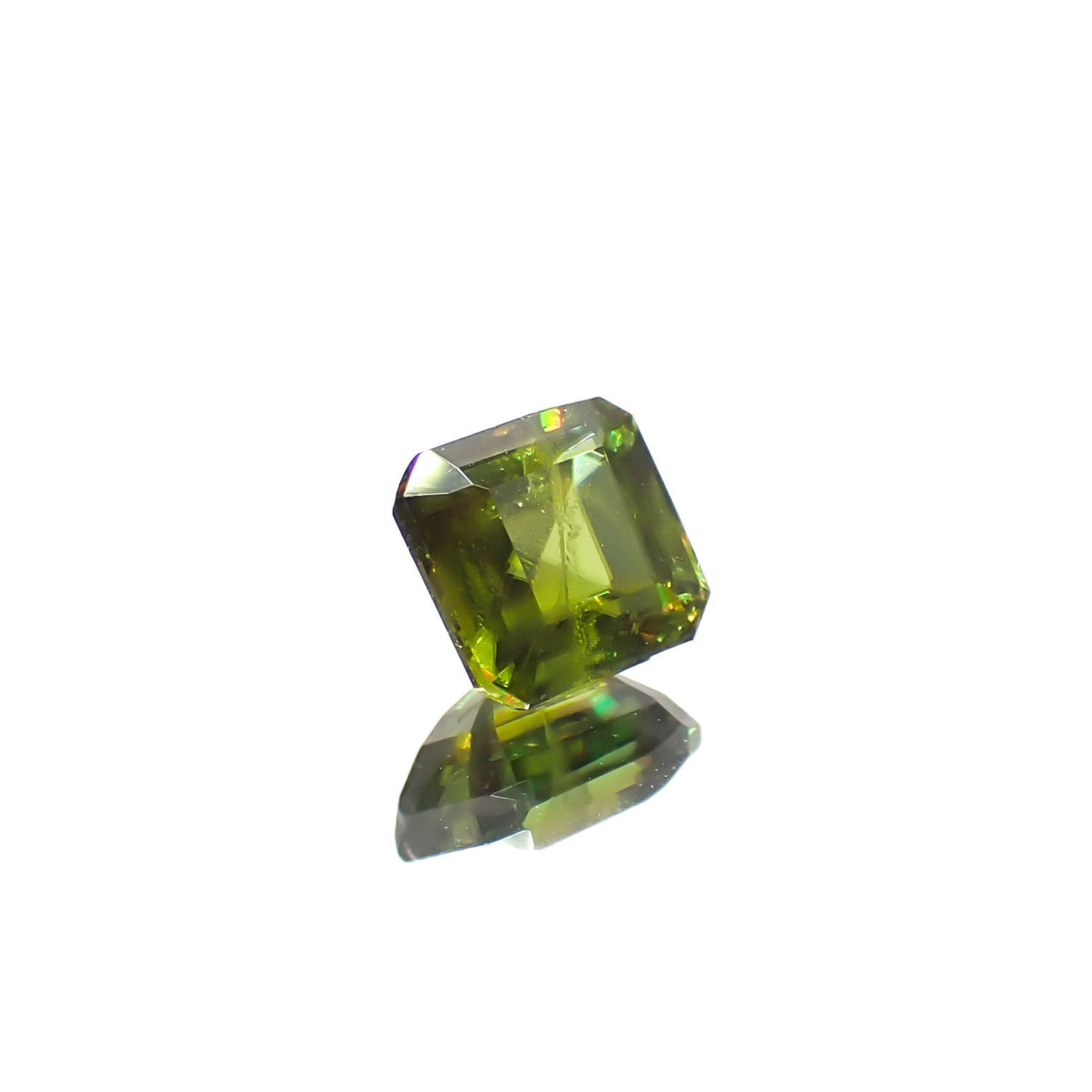 カラーチェンジスフェーン(宝石名スフェーン / カラーチェンジ・タイプ)パキスタン産 0.66ct 識別済[240627955]4.7x4.5mm前後