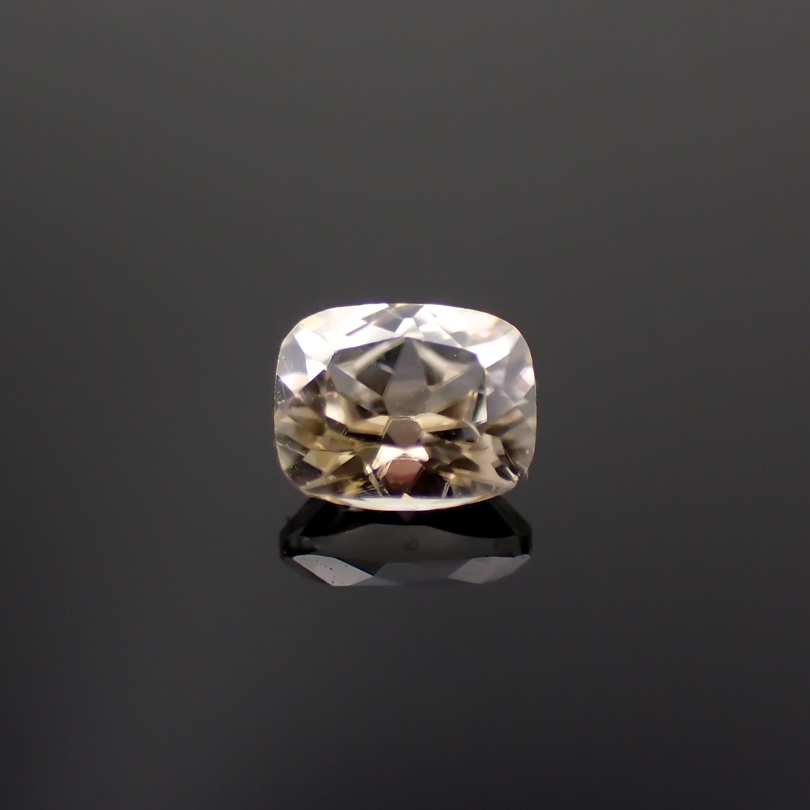 シャンパンカラージルコン スリランカ/カンボジア産 0.71ct[230521910]5.2x4mm前後