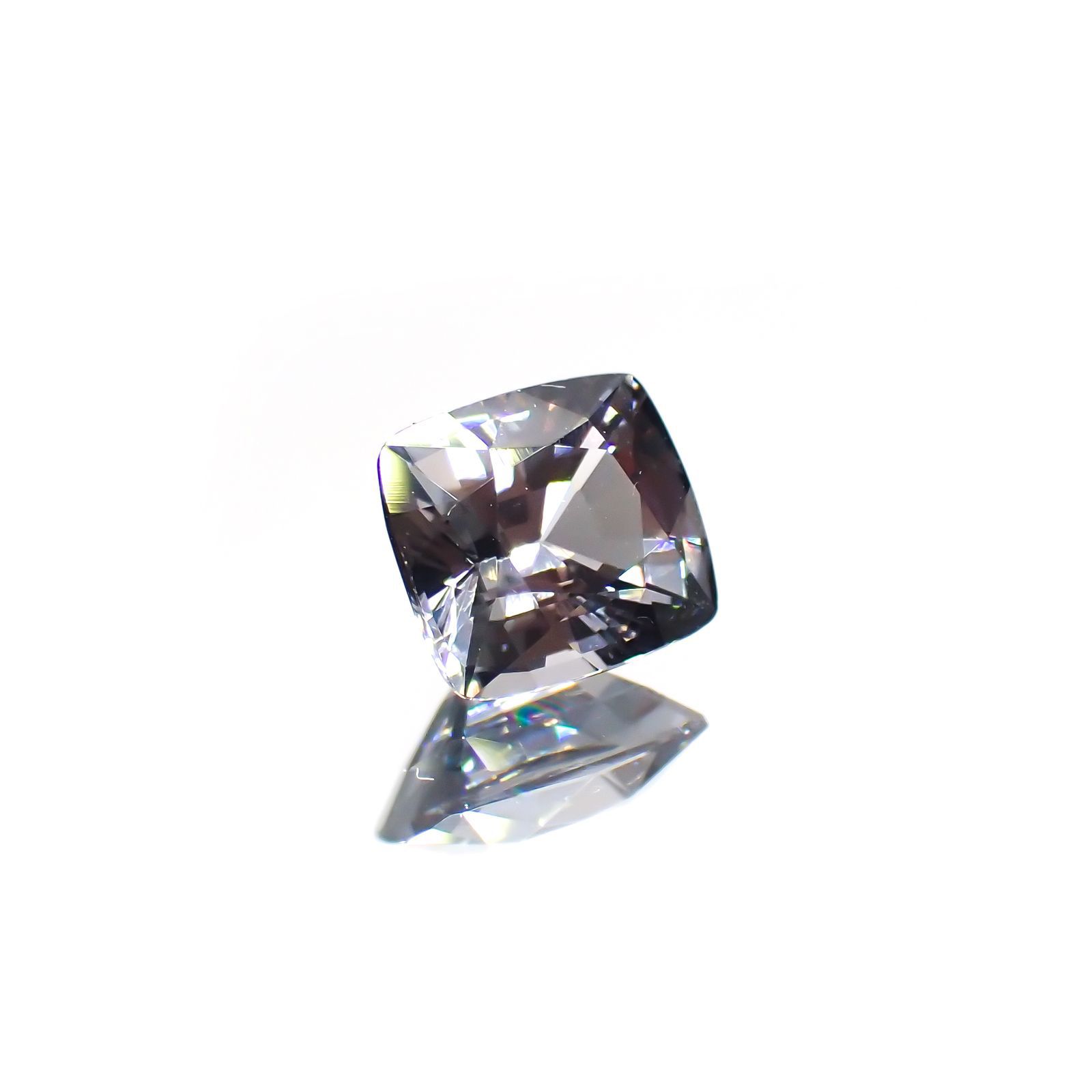 プラチナスピネル(宝石名スピネル)ビルマ産 0.88ct 識別済[250114113]5.7x5.2mm前後