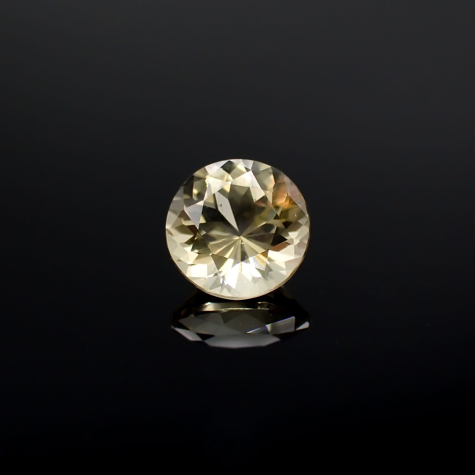 イエロースキャポライト(宝石名イエロー・スキャポライト)タンザニア産 識別済 0.78ct / 6.1x6.1mm前後 [251118027]