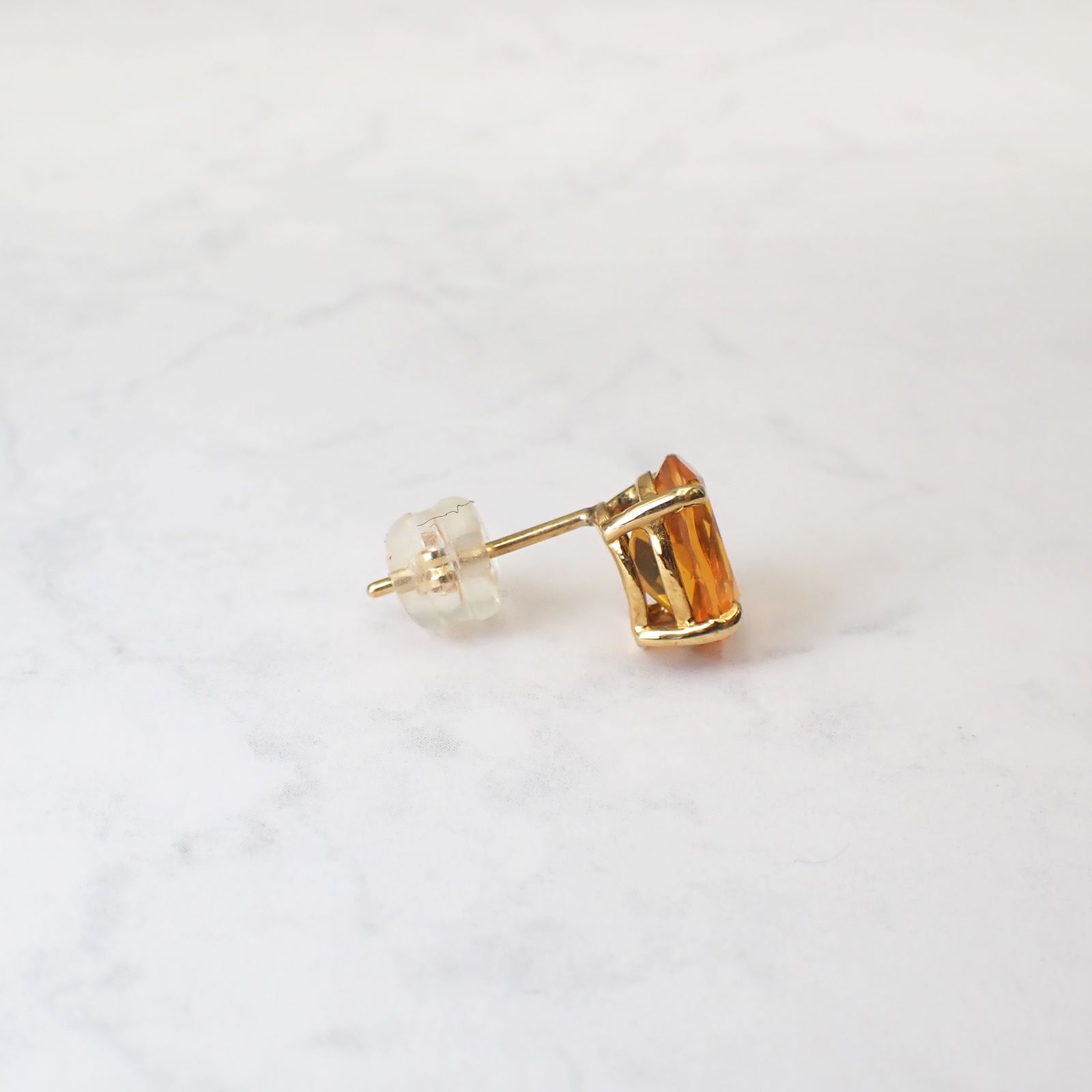 ◇K18ピアス◇ ファイヤーオパール 約0.80ct | オーバル/つやあり仕上げ (片耳用・キャッチ付き) 6×8mm [241229428]