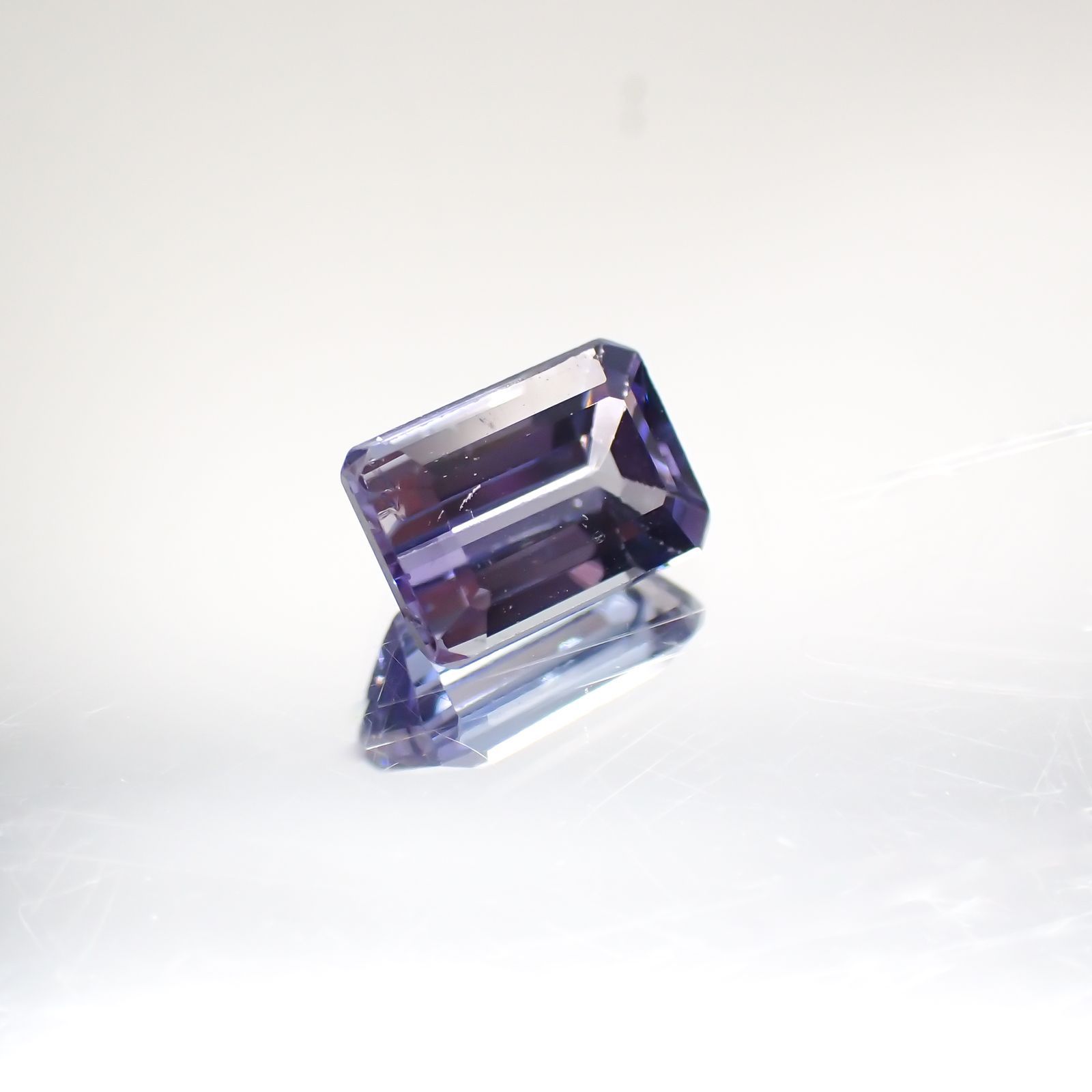 バイカラータンザナイト(宝石名タンザナイト)タンザニア産 0.69ct 識別済[220113856]5.7x3.9mm前後