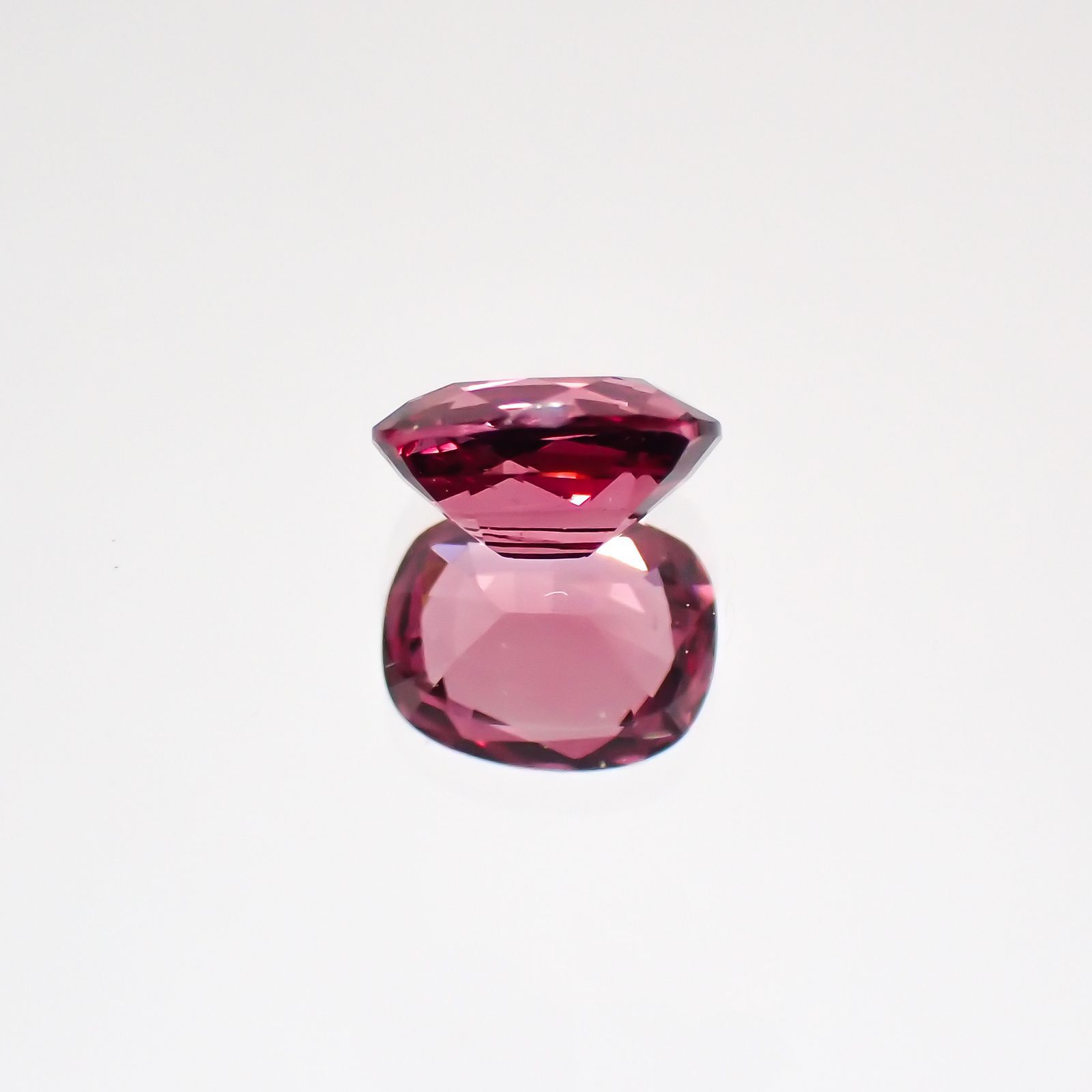 ホットピンクスピネル(宝石名ピンク・スピネル) タンザニア産 0.35ct 識別済[210510852]4.7×3.7mm前後