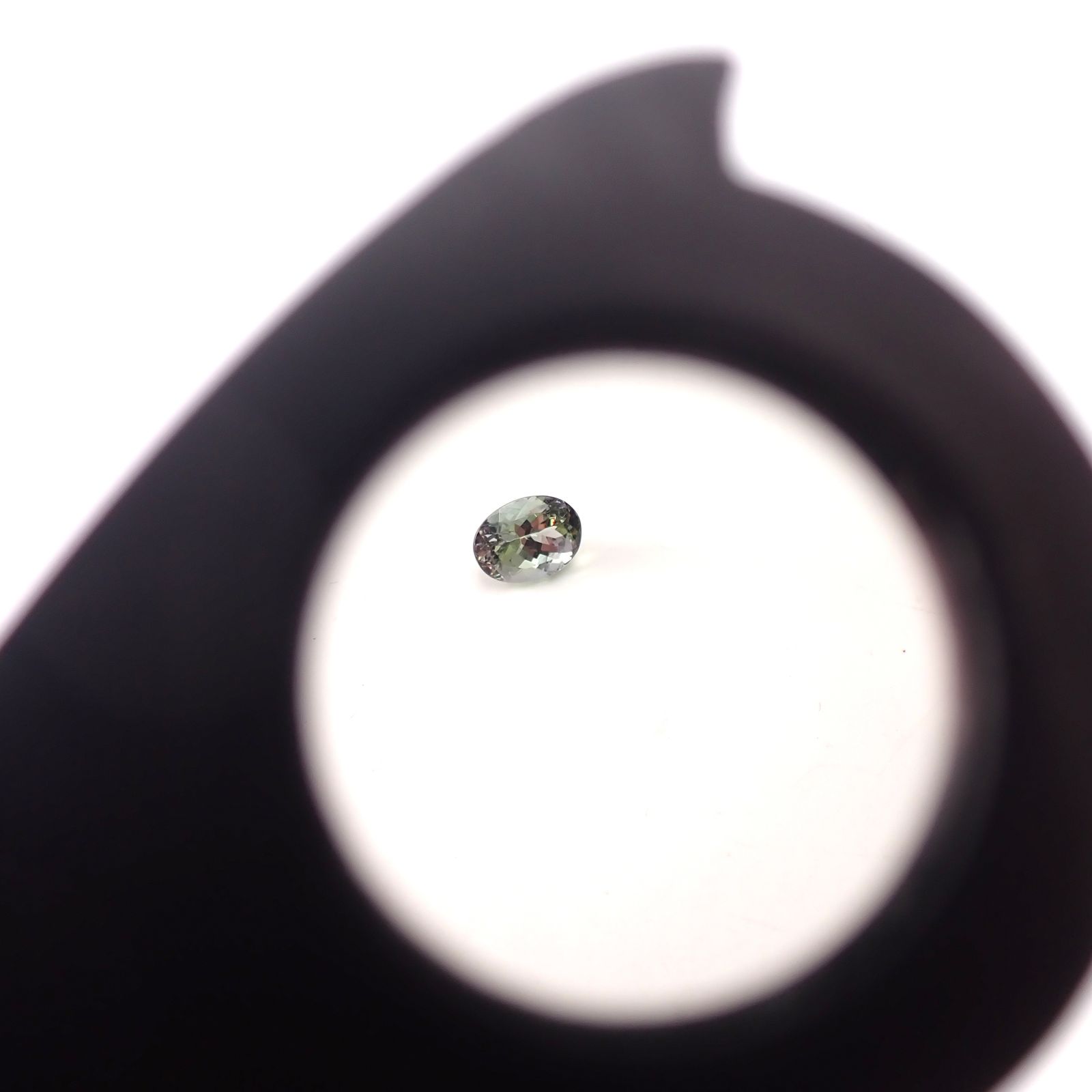 バイカラータンザナイト(宝石名グリーン・ゾイサイト)タンザニア産 ソ付(彩珠) 3.838ct / 10.4x7.7mm前後 [251231474]